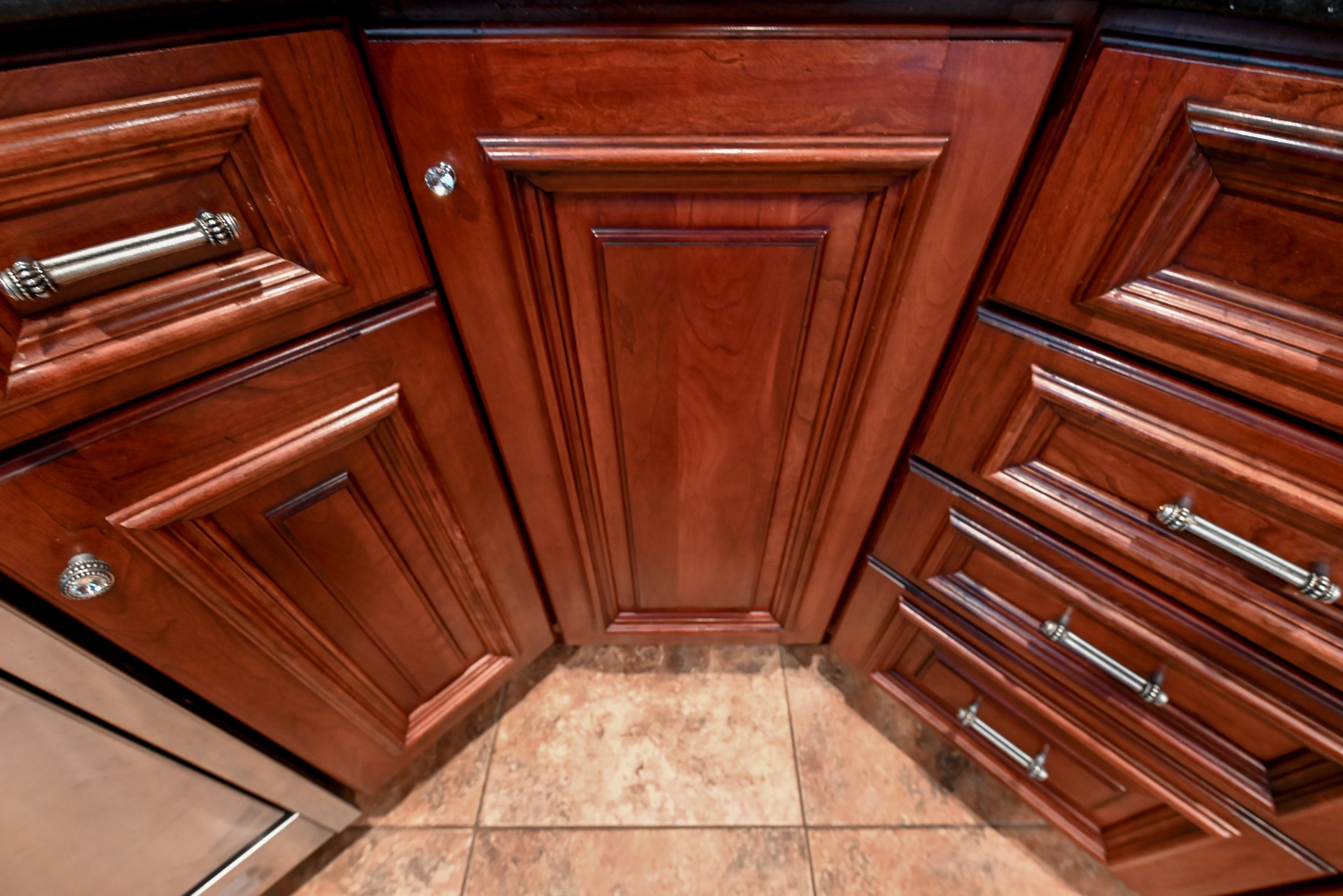 Bertch Apple Caramel Traditional Pre-Owned Kitchen