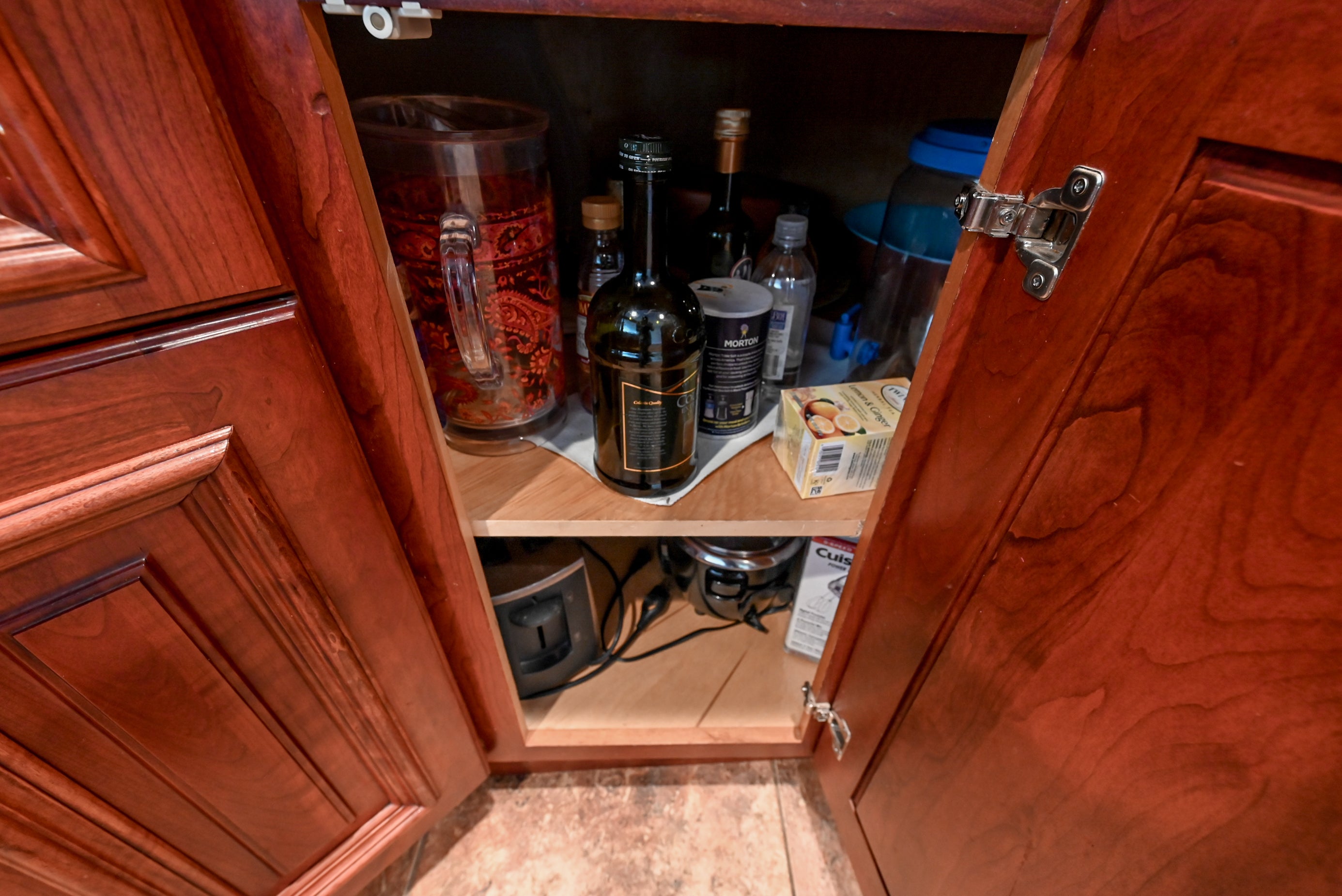 Bertch Apple Caramel Traditional Pre-Owned Kitchen