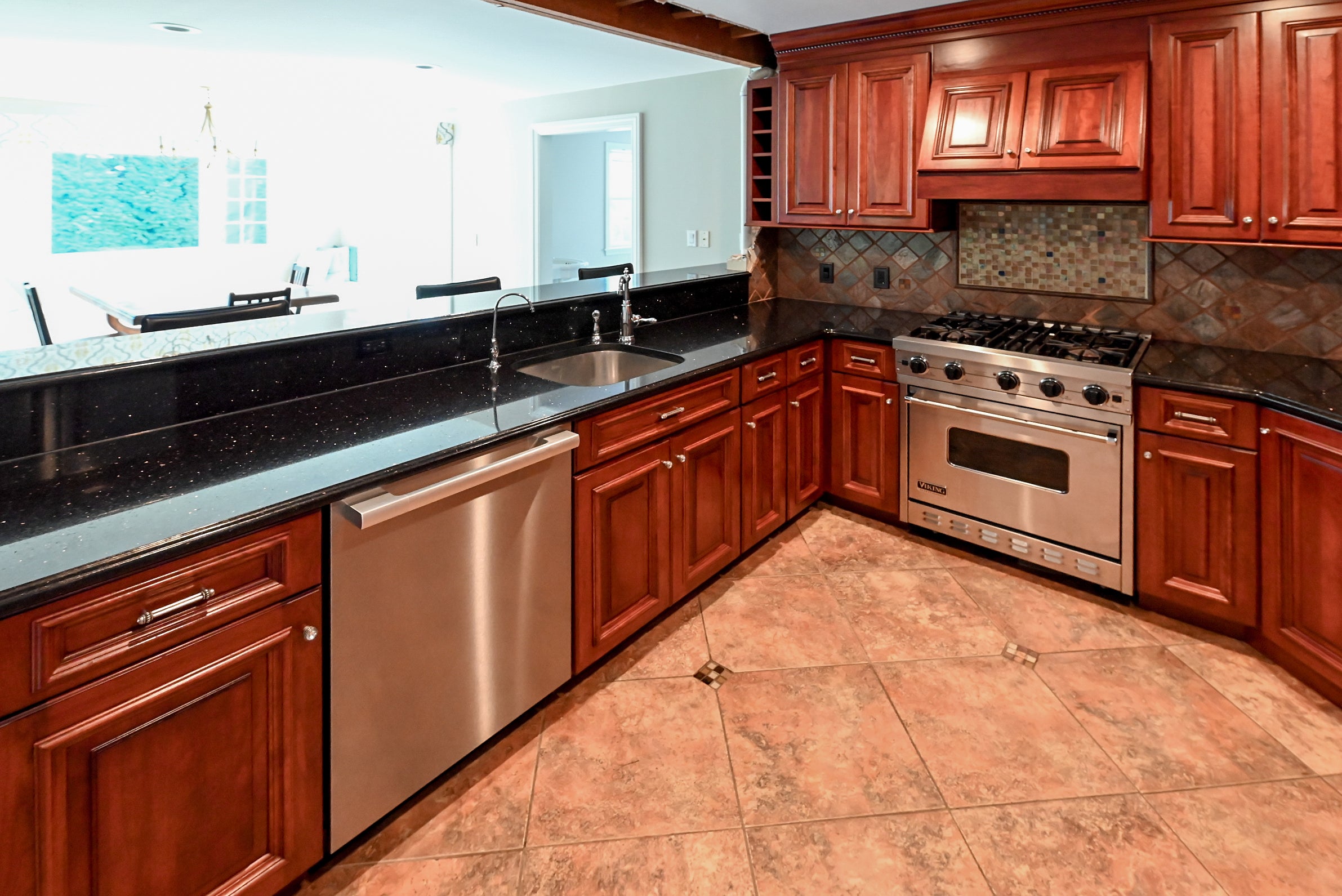 Bertch Apple Caramel Traditional Pre-Owned Kitchen