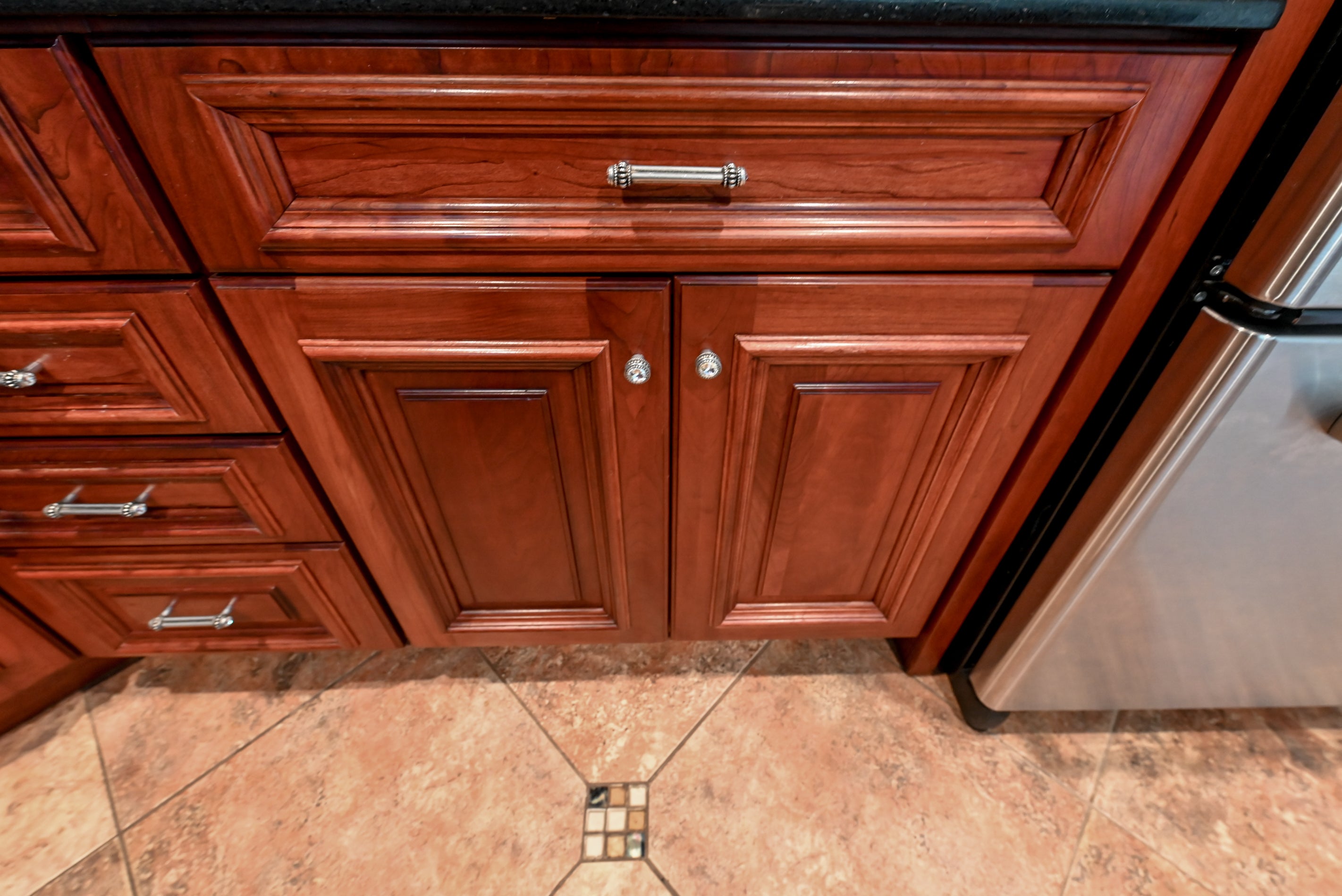 Bertch Apple Caramel Traditional Pre-Owned Kitchen