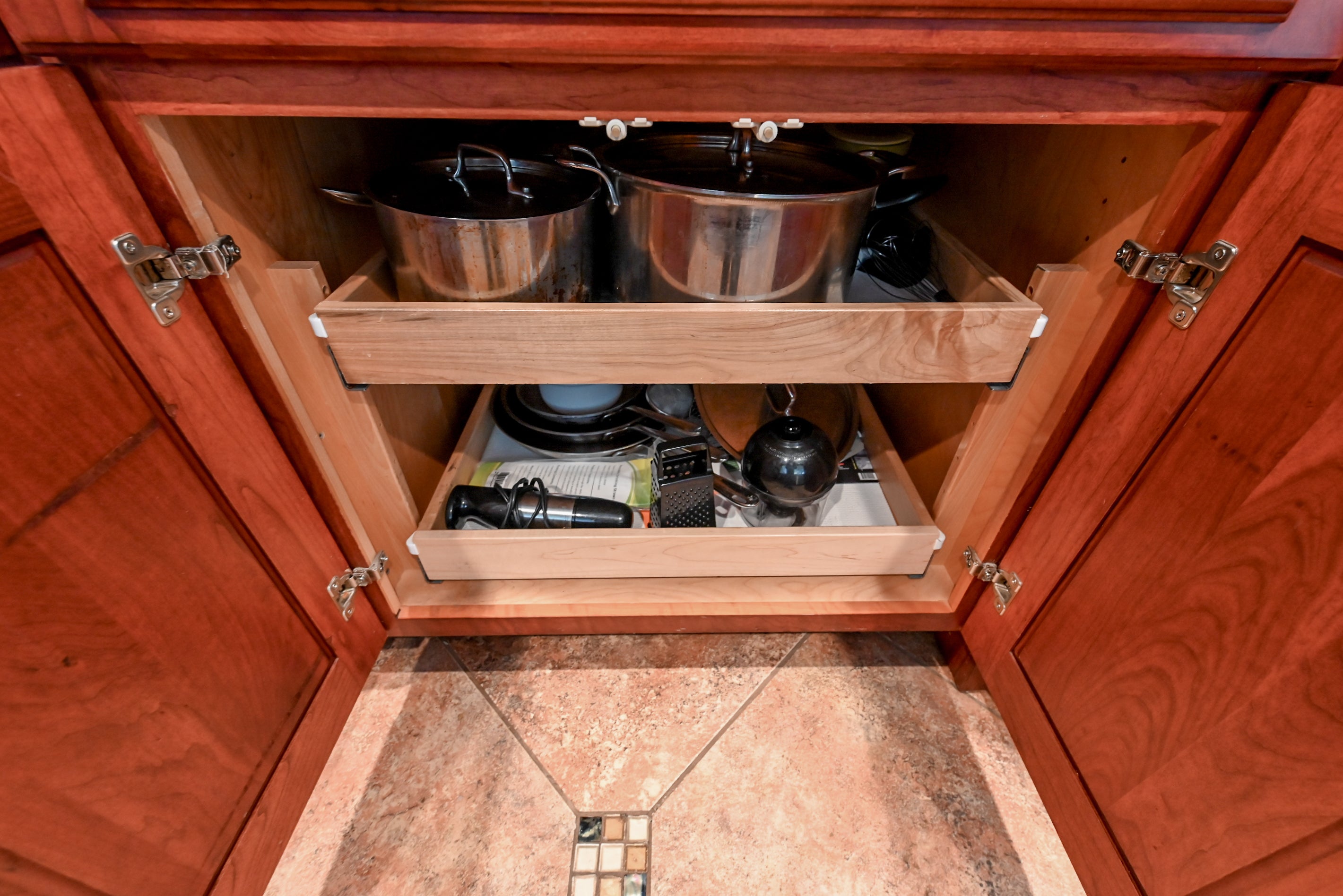 Bertch Apple Caramel Traditional Pre-Owned Kitchen