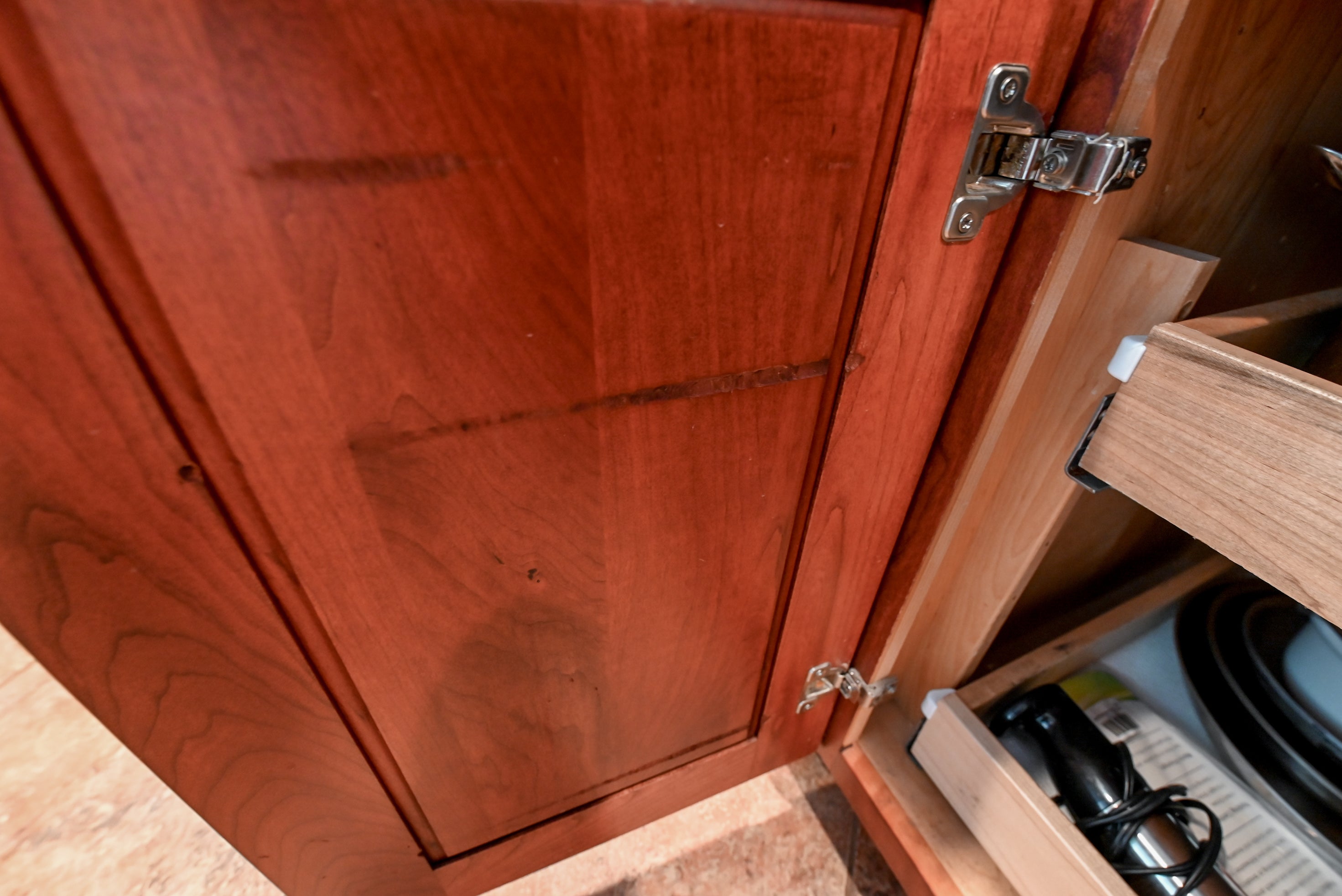 Bertch Apple Caramel Traditional Pre-Owned Kitchen