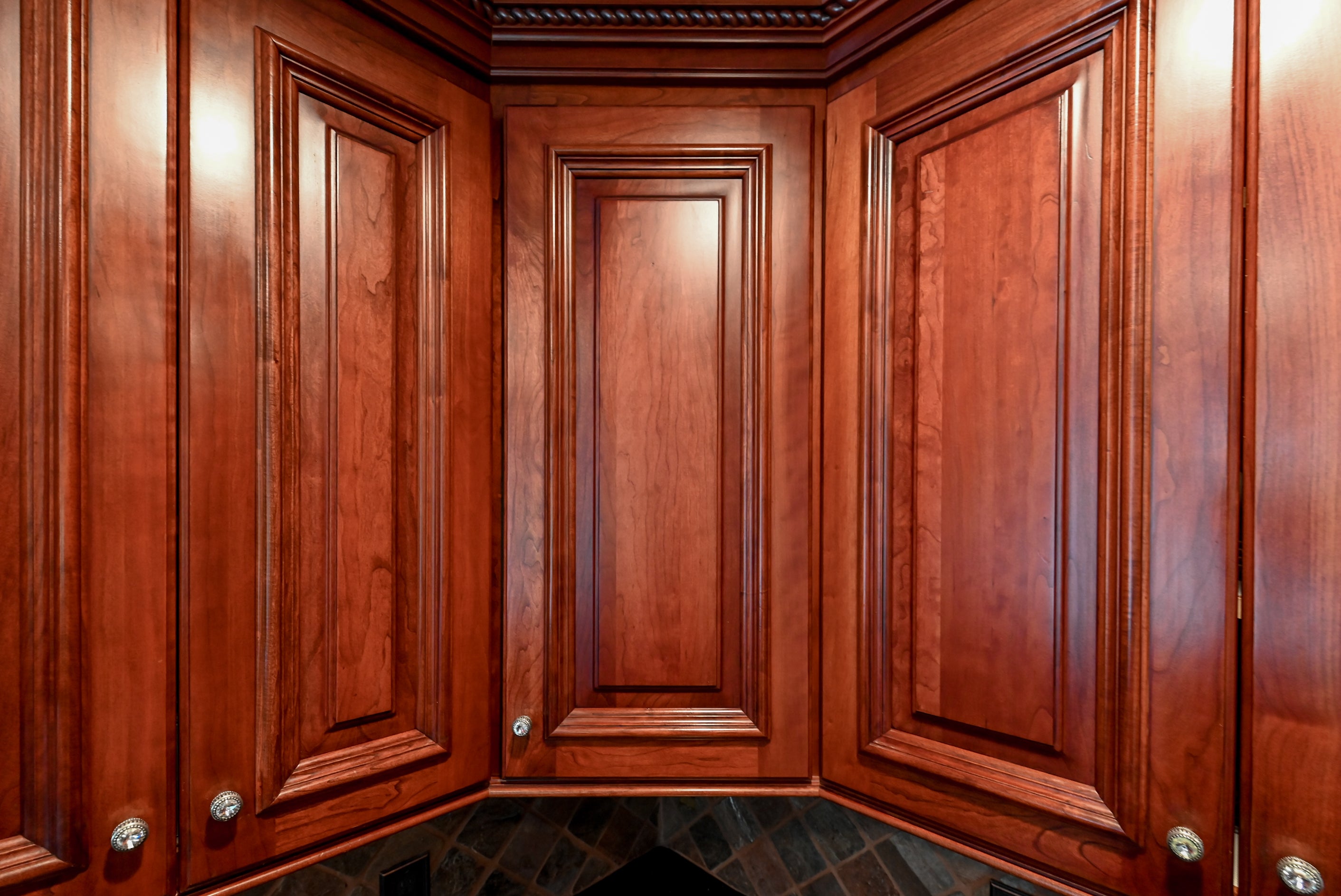 Bertch Apple Caramel Traditional Pre-Owned Kitchen