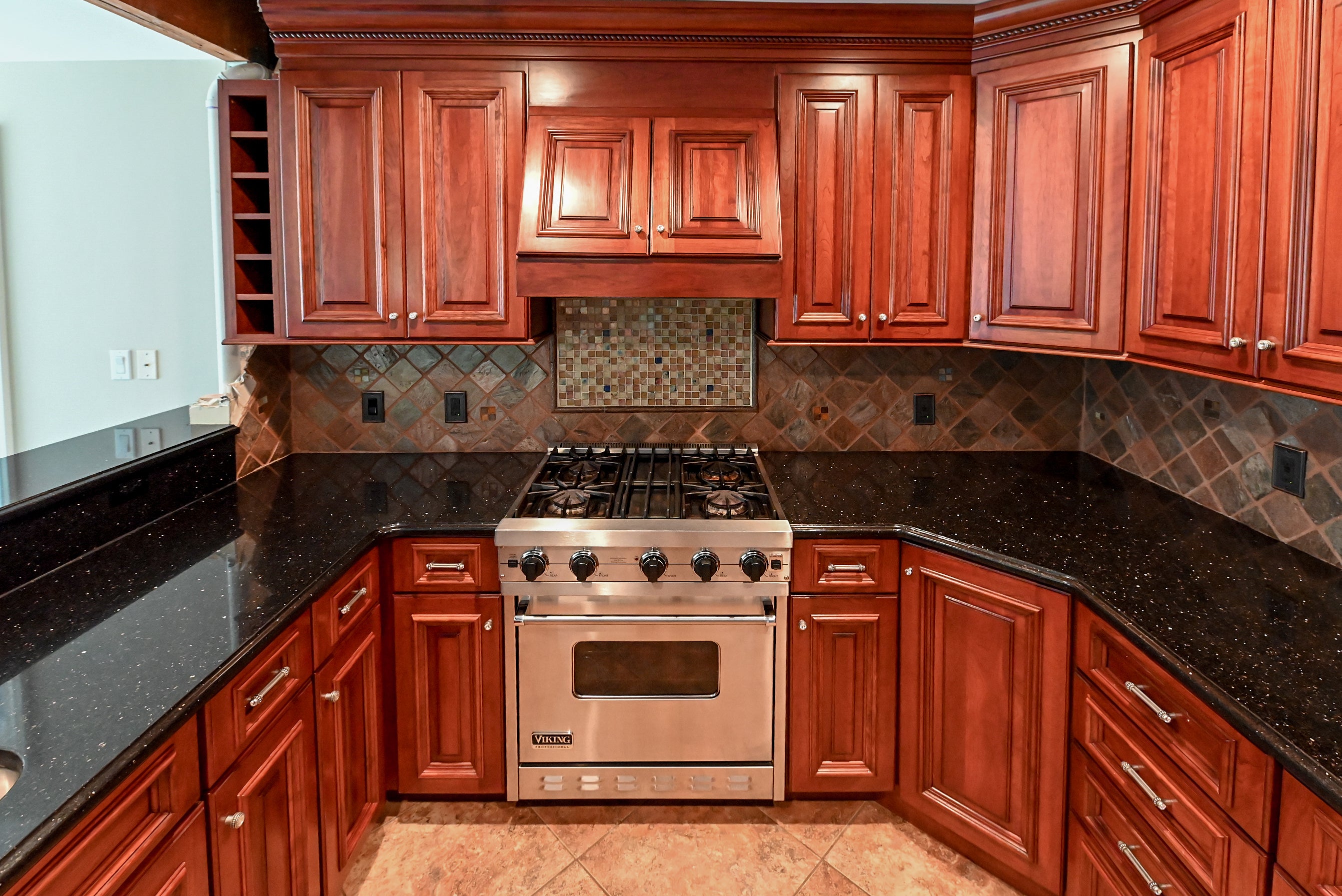 Bertch Apple Caramel Traditional Pre-Owned Kitchen