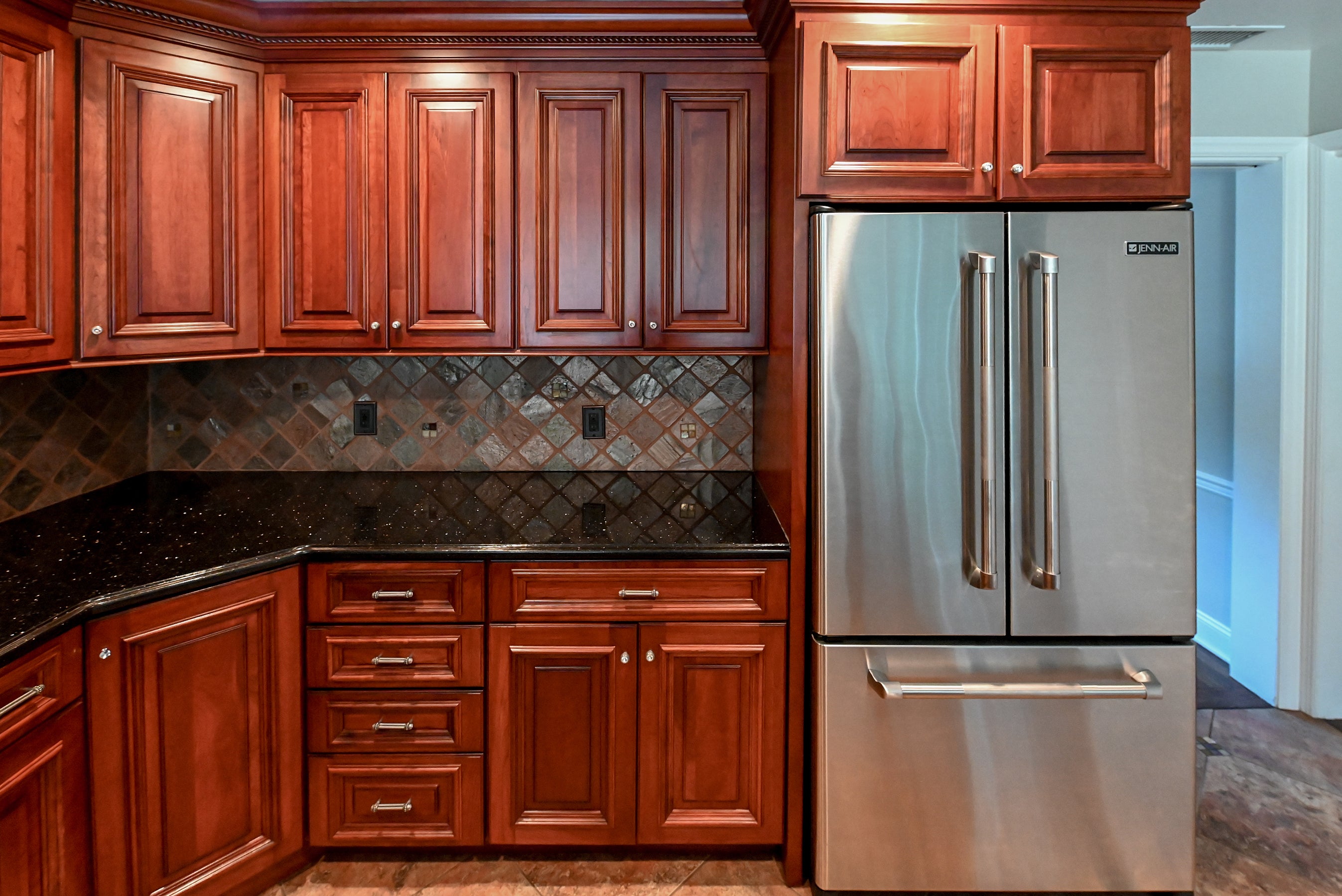 Bertch Apple Caramel Traditional Pre-Owned Kitchen