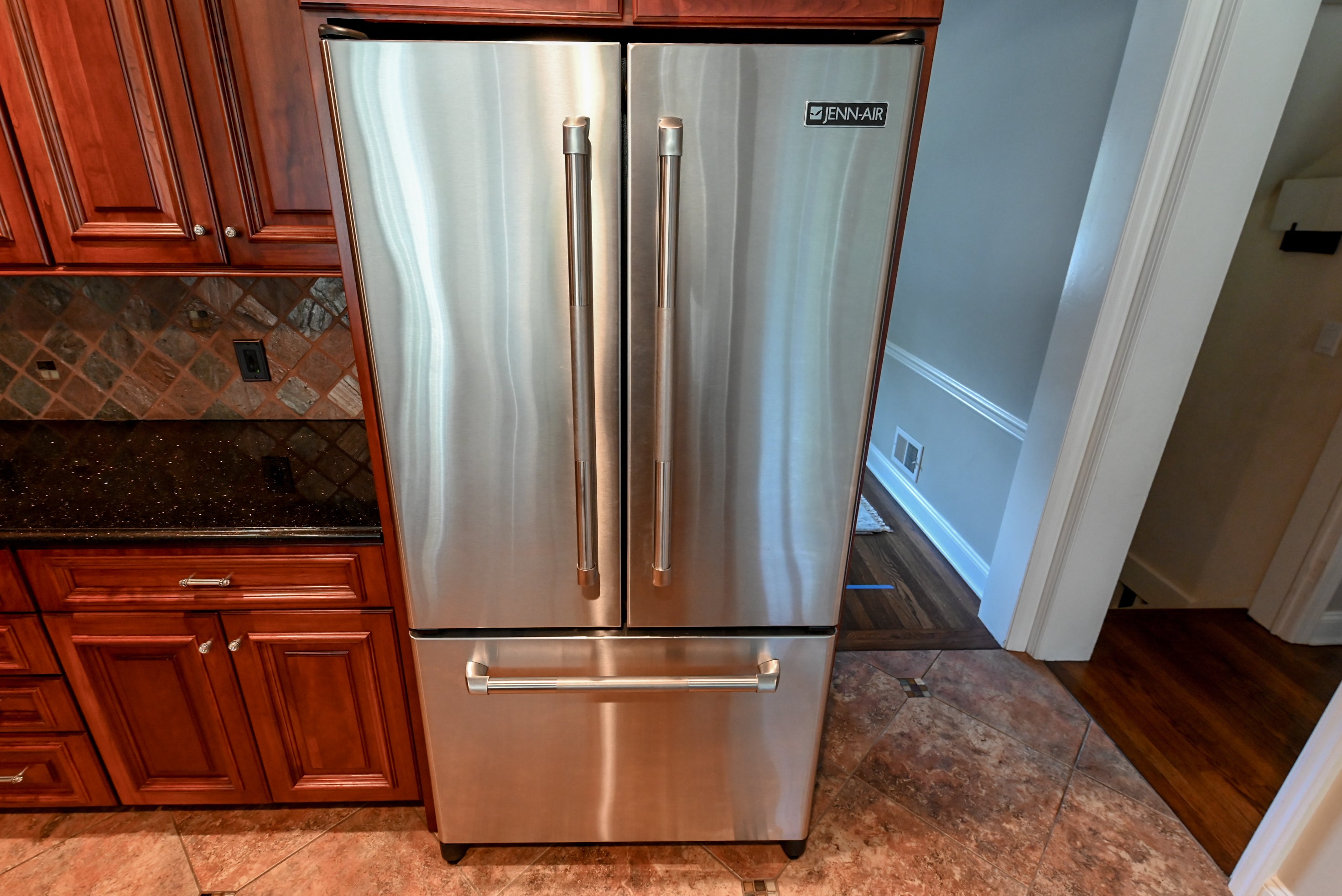 Bertch Apple Caramel Traditional Pre-Owned Kitchen