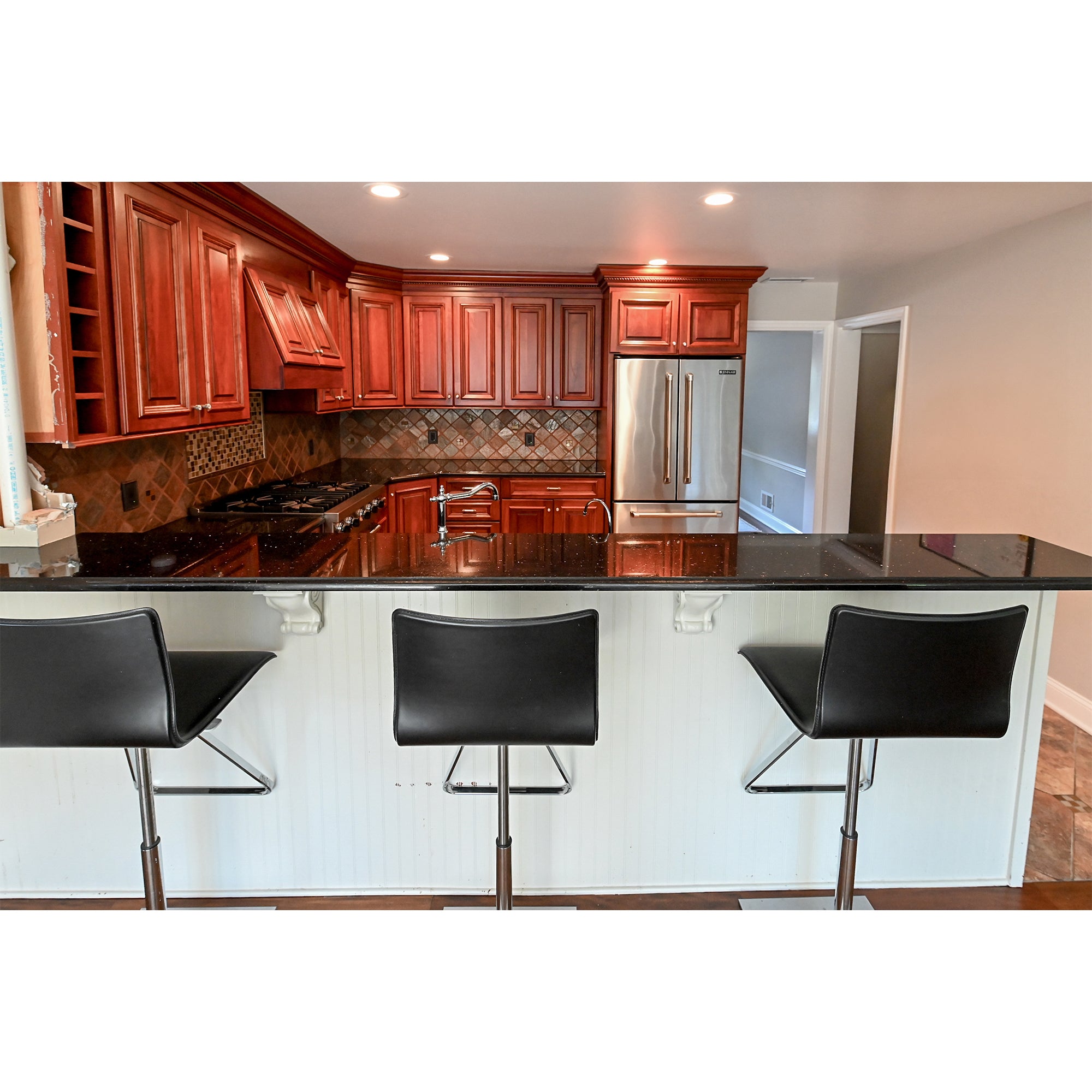 Bertch Apple Caramel Traditional Pre-Owned Kitchen