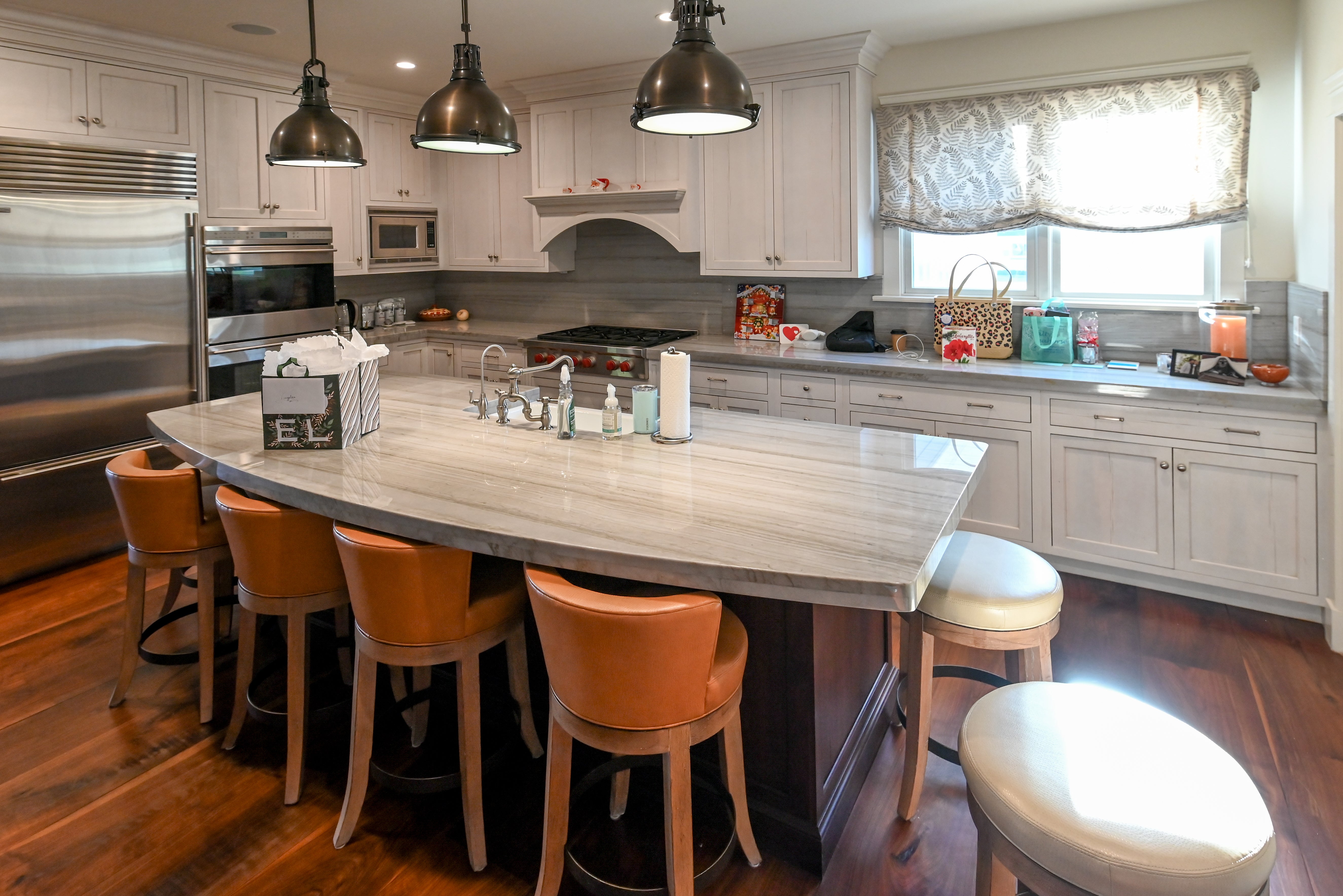 Kountry Kraft Distressed Textured White Traditional Pre-Owned Kitchen