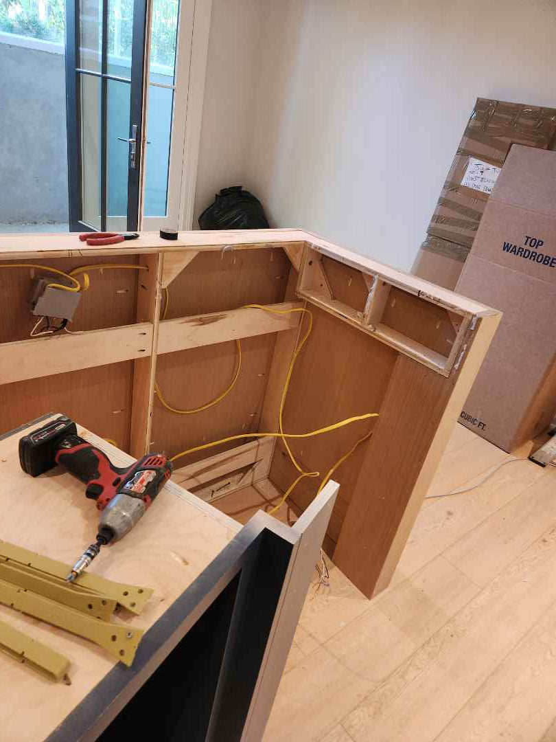 Rein & Jac Transitional Navy & Natural Wood Toned U-Shaped Bar with Marble Countertops, Sink and Faucet