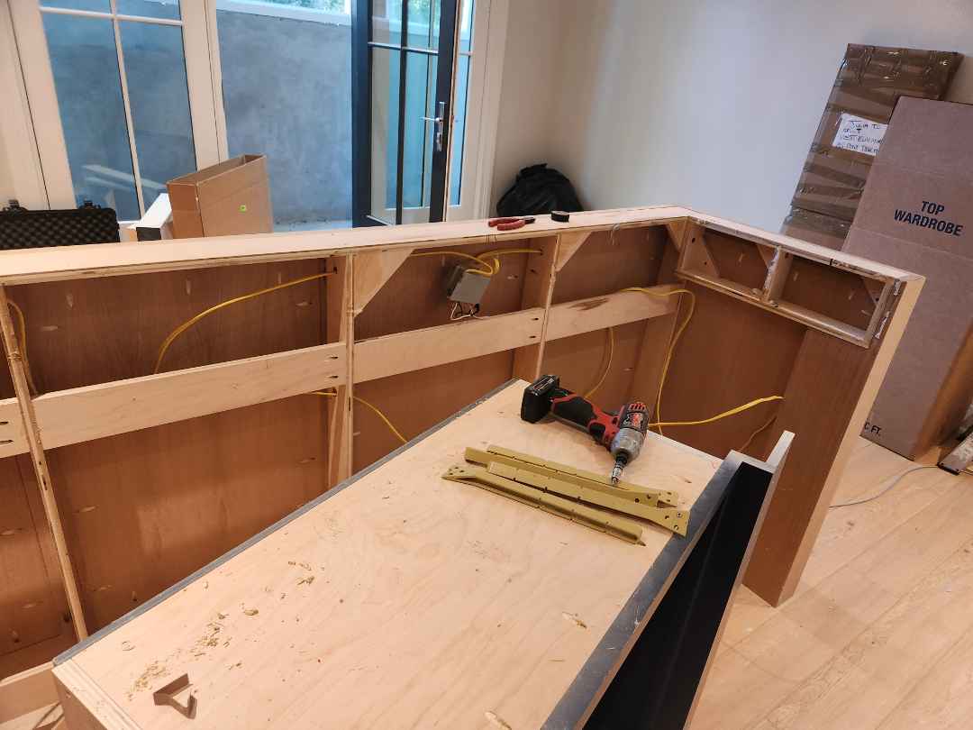 Rein & Jac Transitional Navy & Natural Wood Toned U-Shaped Bar with Marble Countertops, Sink and Faucet