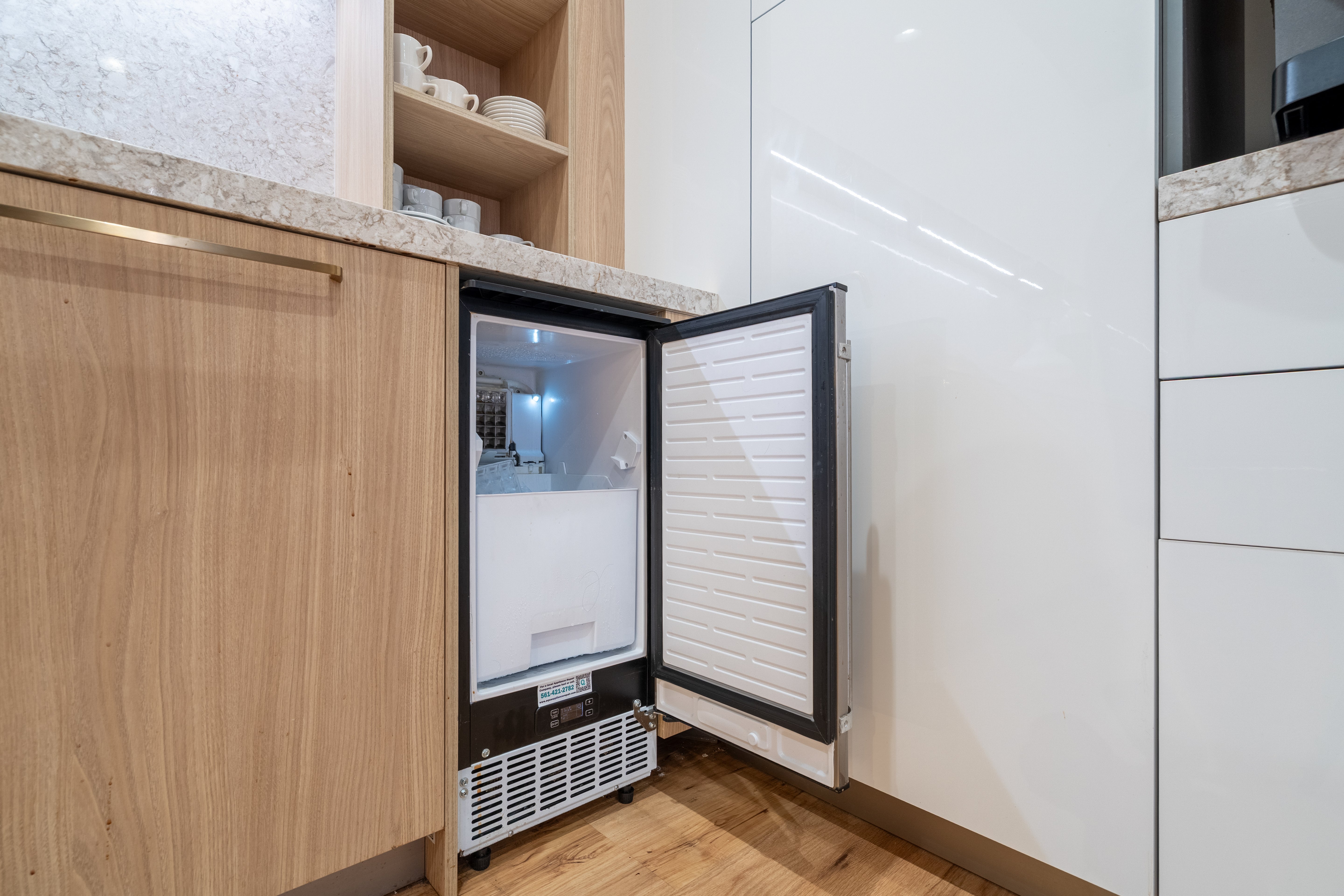 Hans Krug Modern White Oak & High Gloss Kitchen