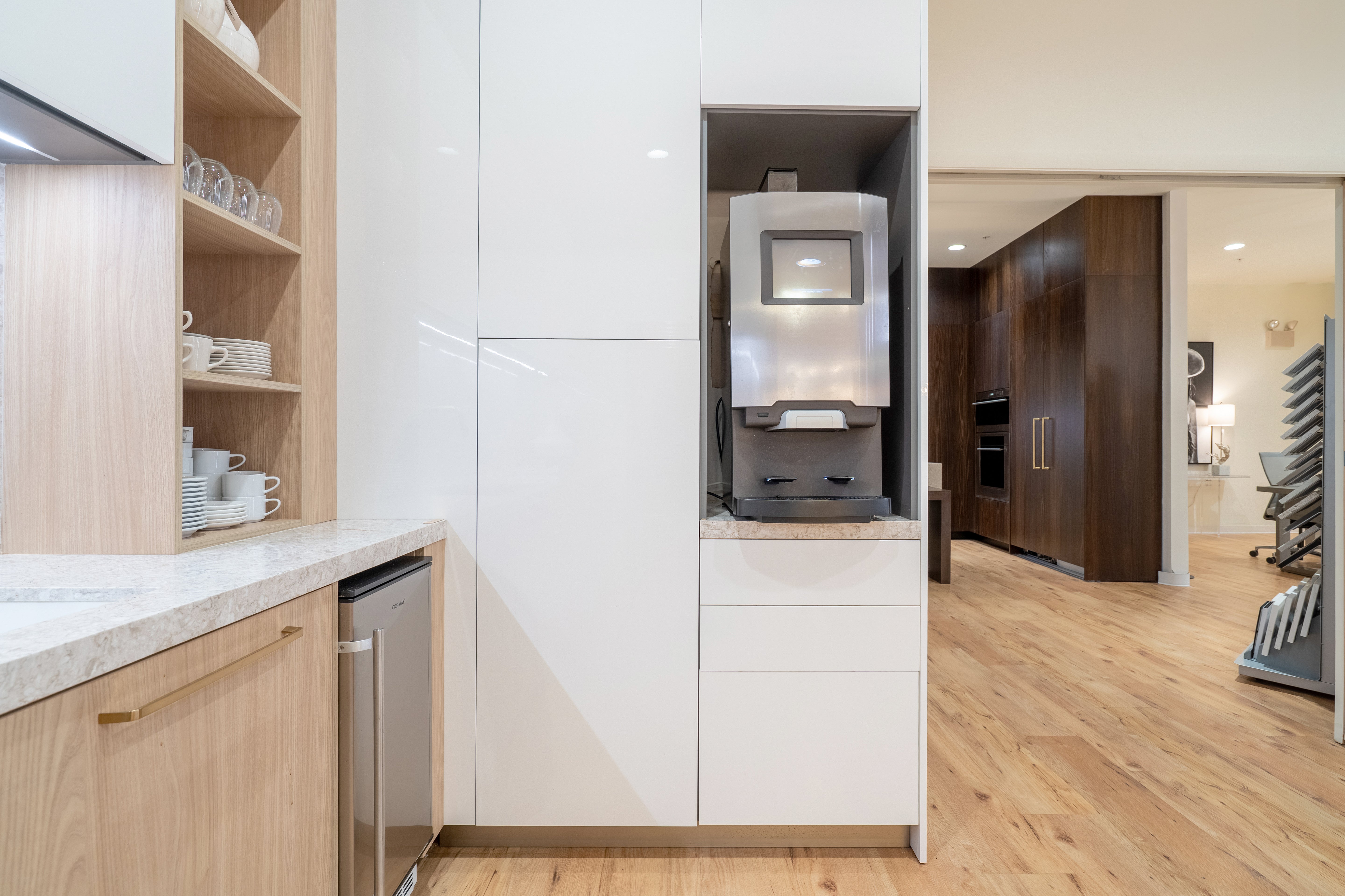Hans Krug Modern White Oak & High Gloss Kitchen