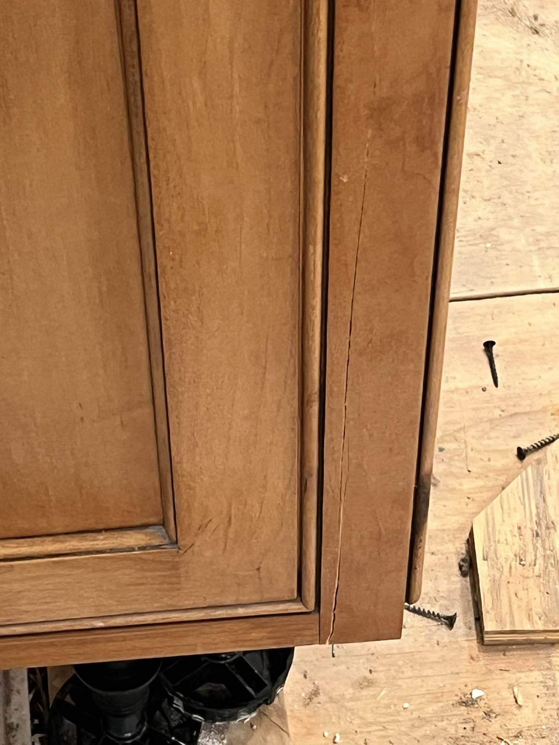 Traditional Wooden Kitchen with Granite Countertops and Complete Appliance Package