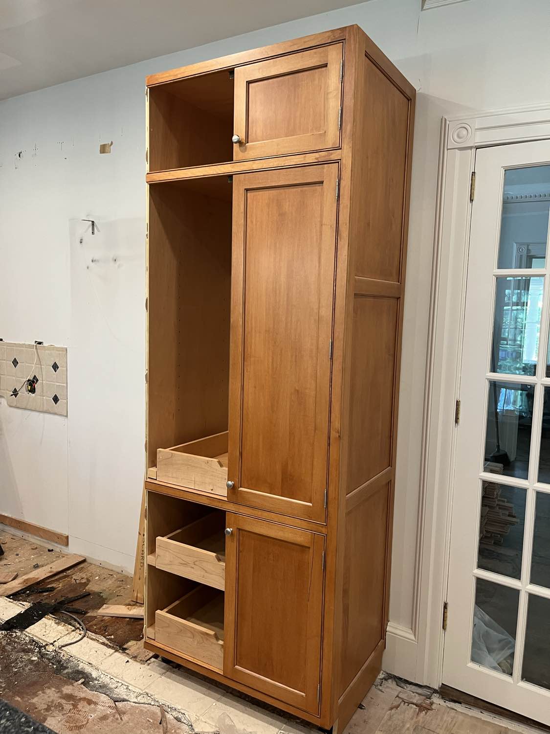 Traditional Wooden Kitchen with Granite Countertops and Complete Appliance Package