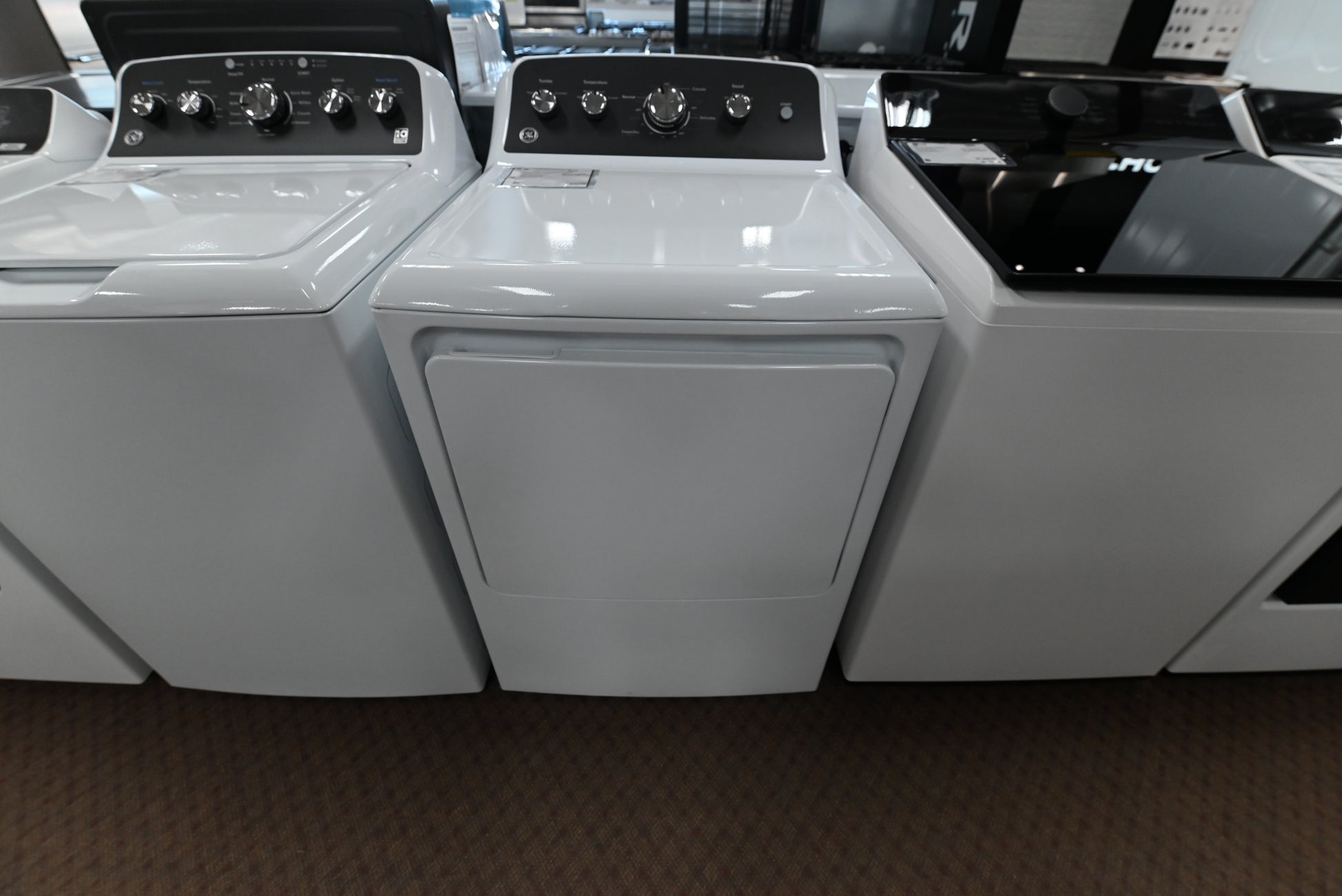 GE 7.2 cu ft capacity gas dryer GTD48GASWWB in white with top control console
