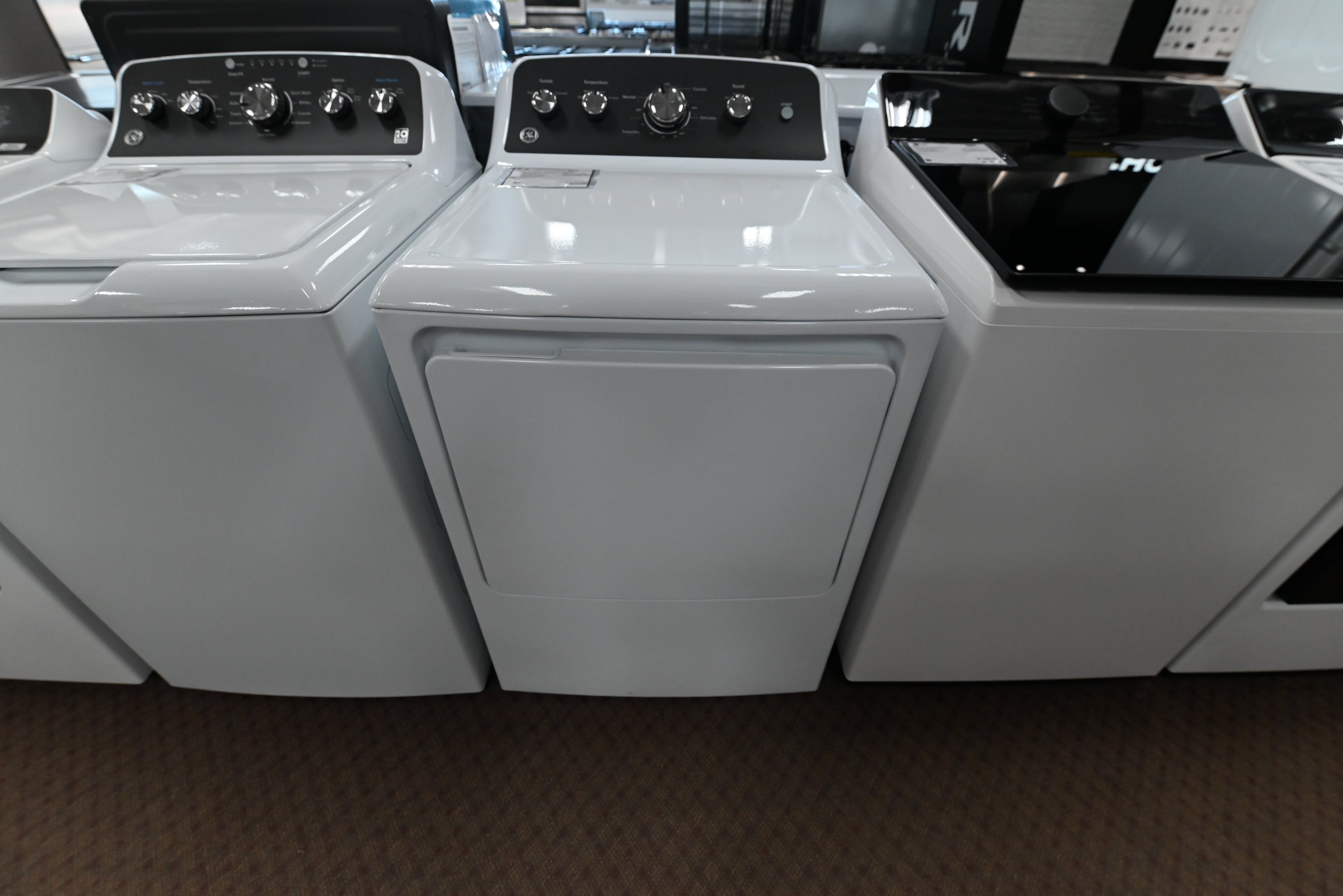 GE 7.2 cu ft capacity gas dryer GTD48GASWWB in white with top control console