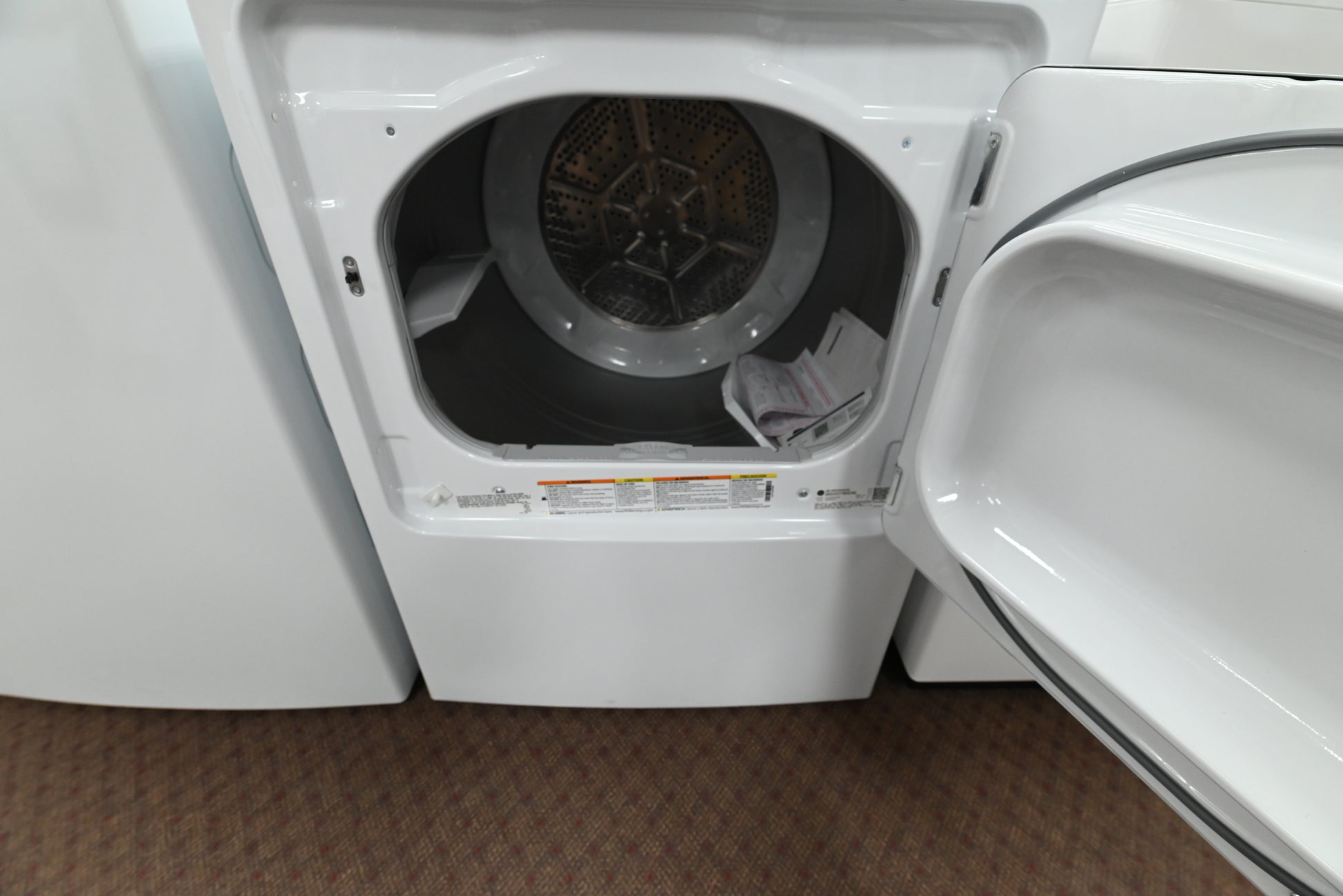 Close up of the rotary control dials and Extended Tumble feature on the GE GTD48GASWWB gas dryer