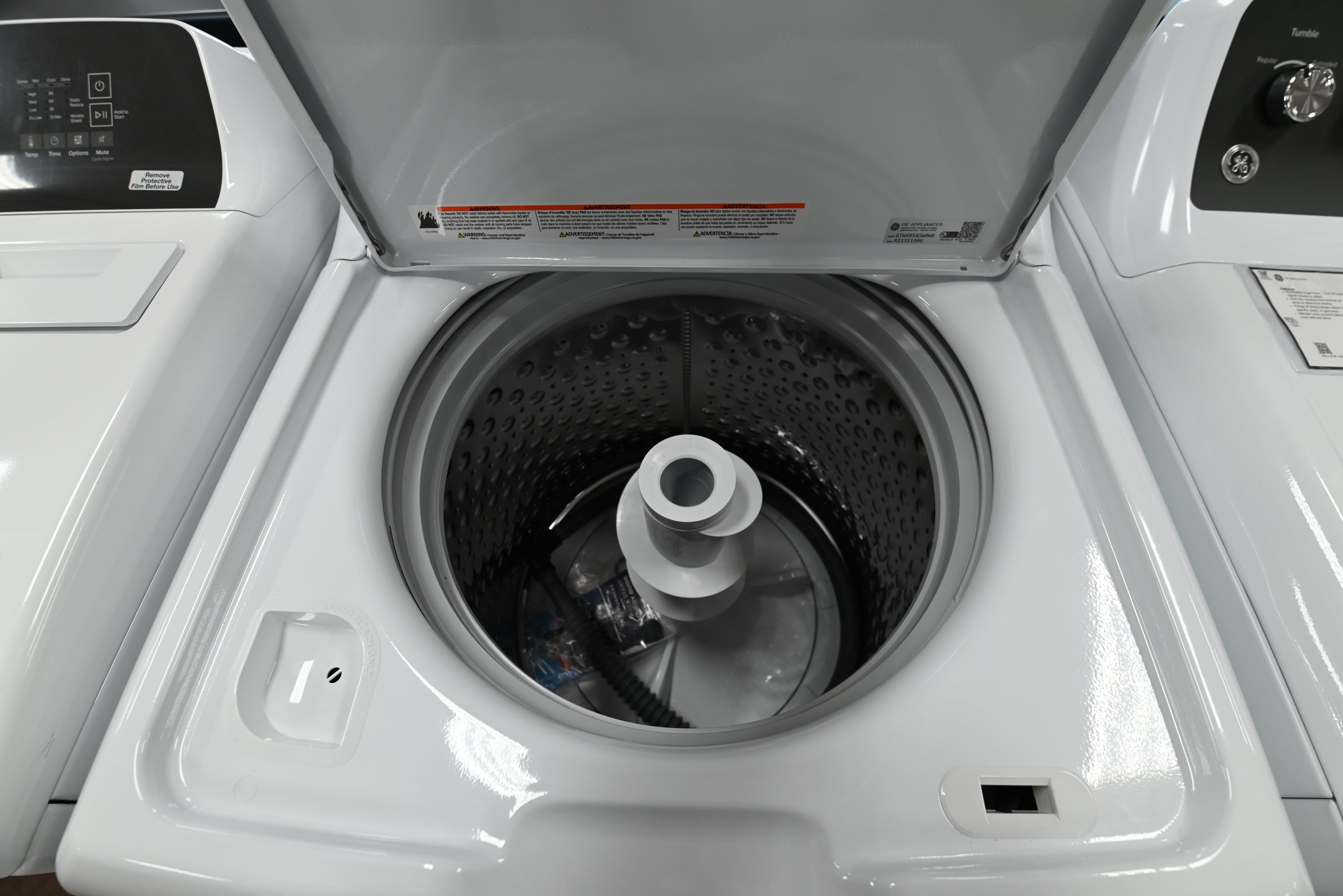 Close up of the stainless steel tub and dual action agitator inside the GE GTW485ASWWB washer