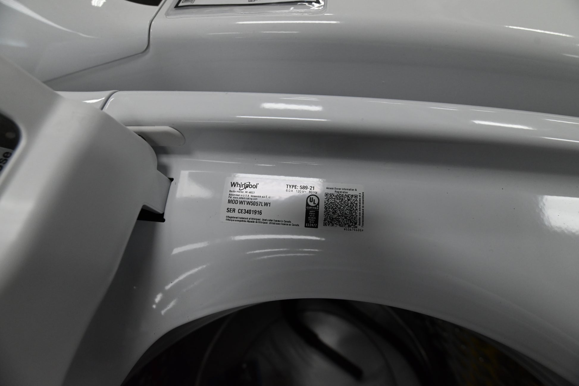Close up of the 2-in-1 removable agitator inside the Whirlpool WTW5057LW stainless steel drum