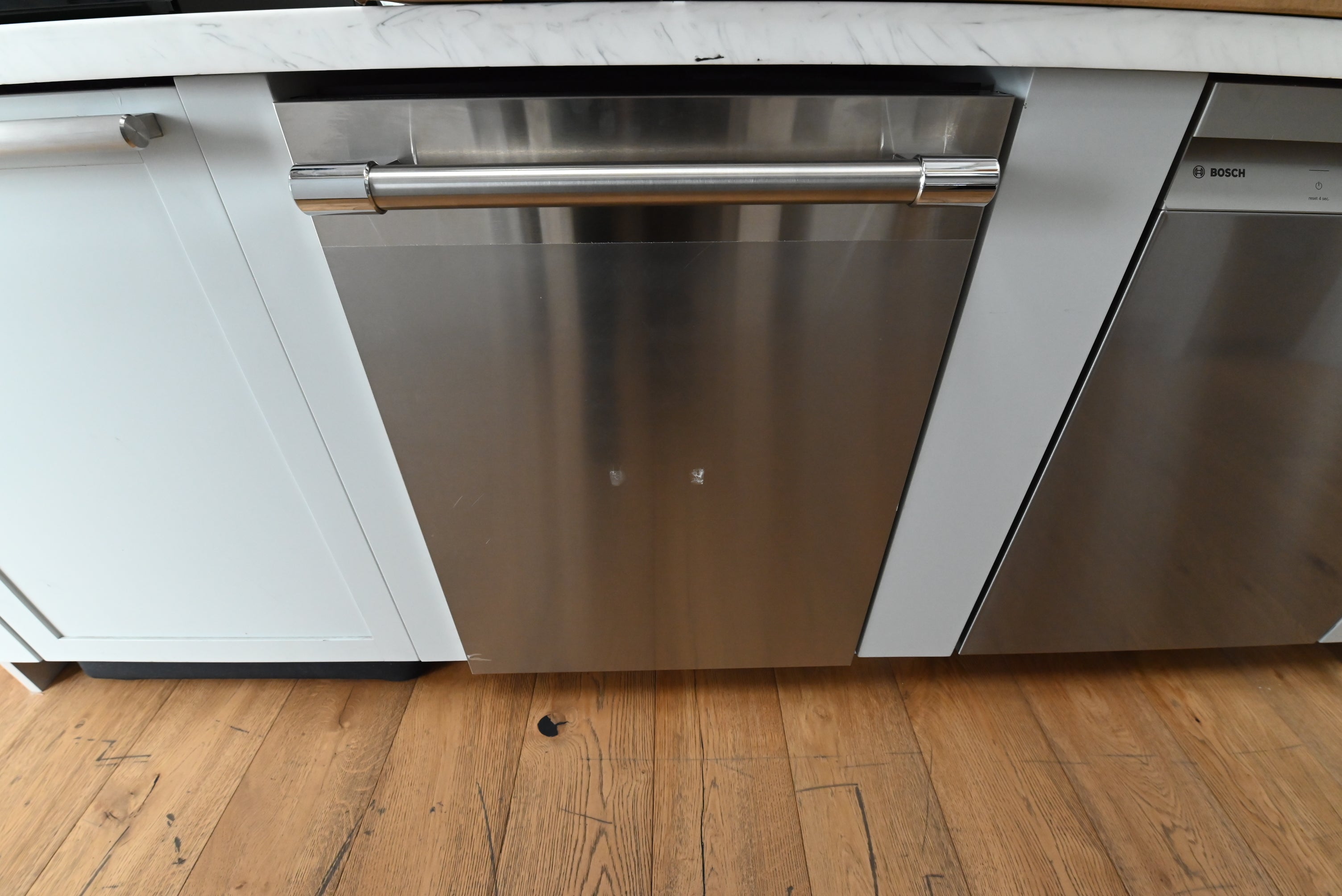 Thermador DWHD660EFP Sapphire 24 inch built in dishwasher front view stainless steel pro handle