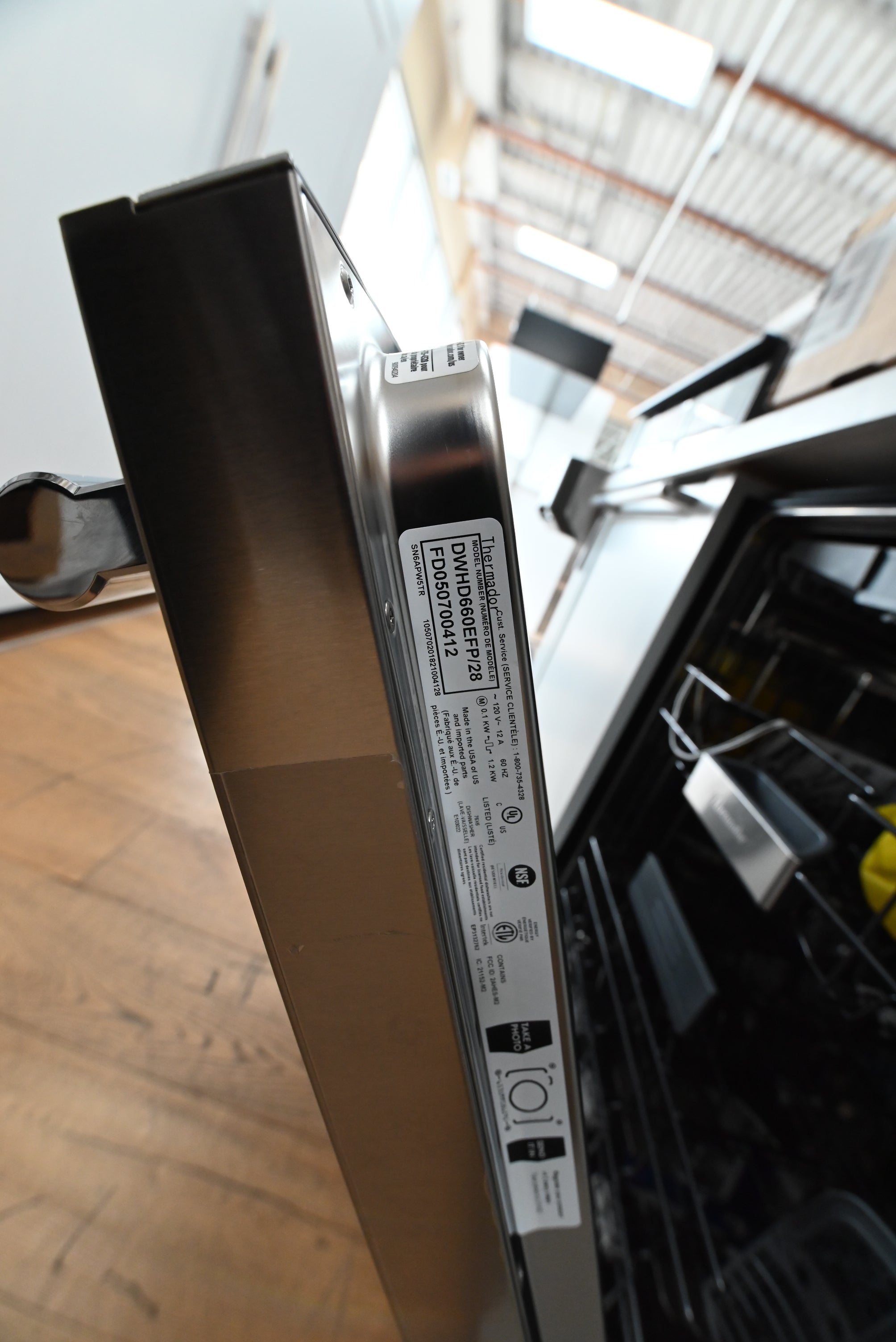 Thermador Sapphire Series 24" Fully Integrated Built-In Dishwasher — Stainless Steel with Professional Handle (DWHD660EFP)