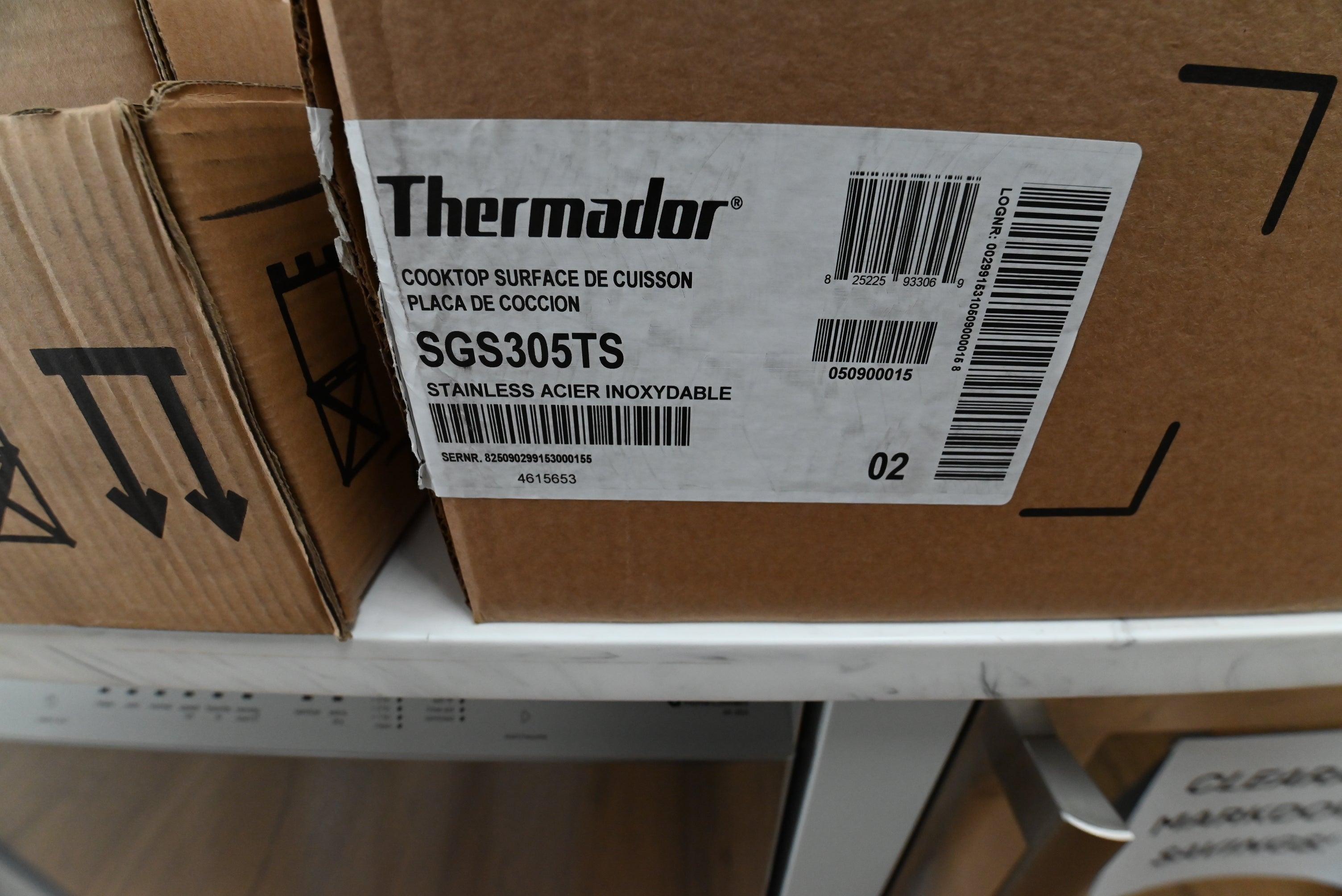 Thermador 30 gas cooktop close up showing die cast metal knobs and stainless steel basin