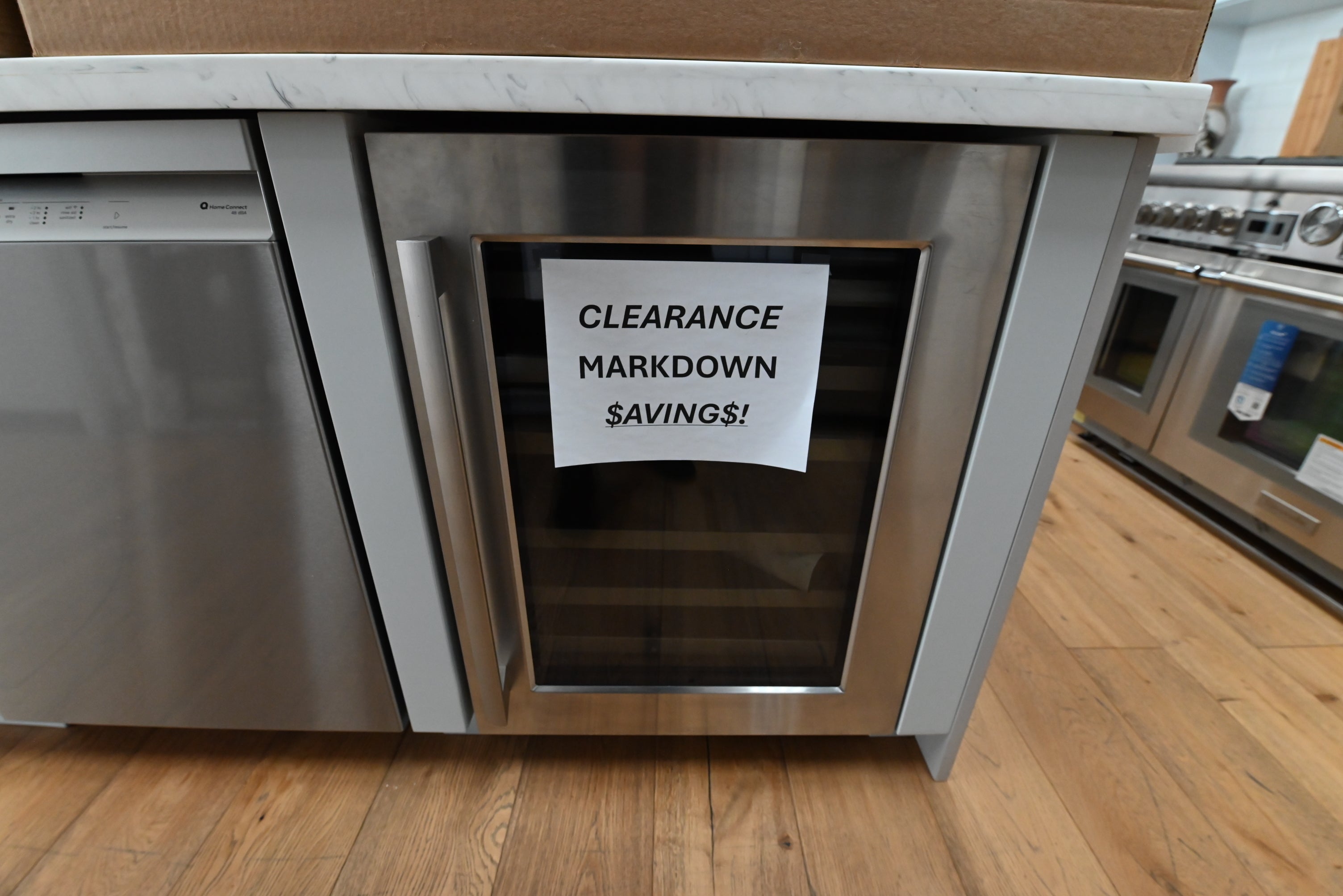 Thermador T24UW810RS Masterpiece 24 inch built in wine reserve front view stainless steel glass door