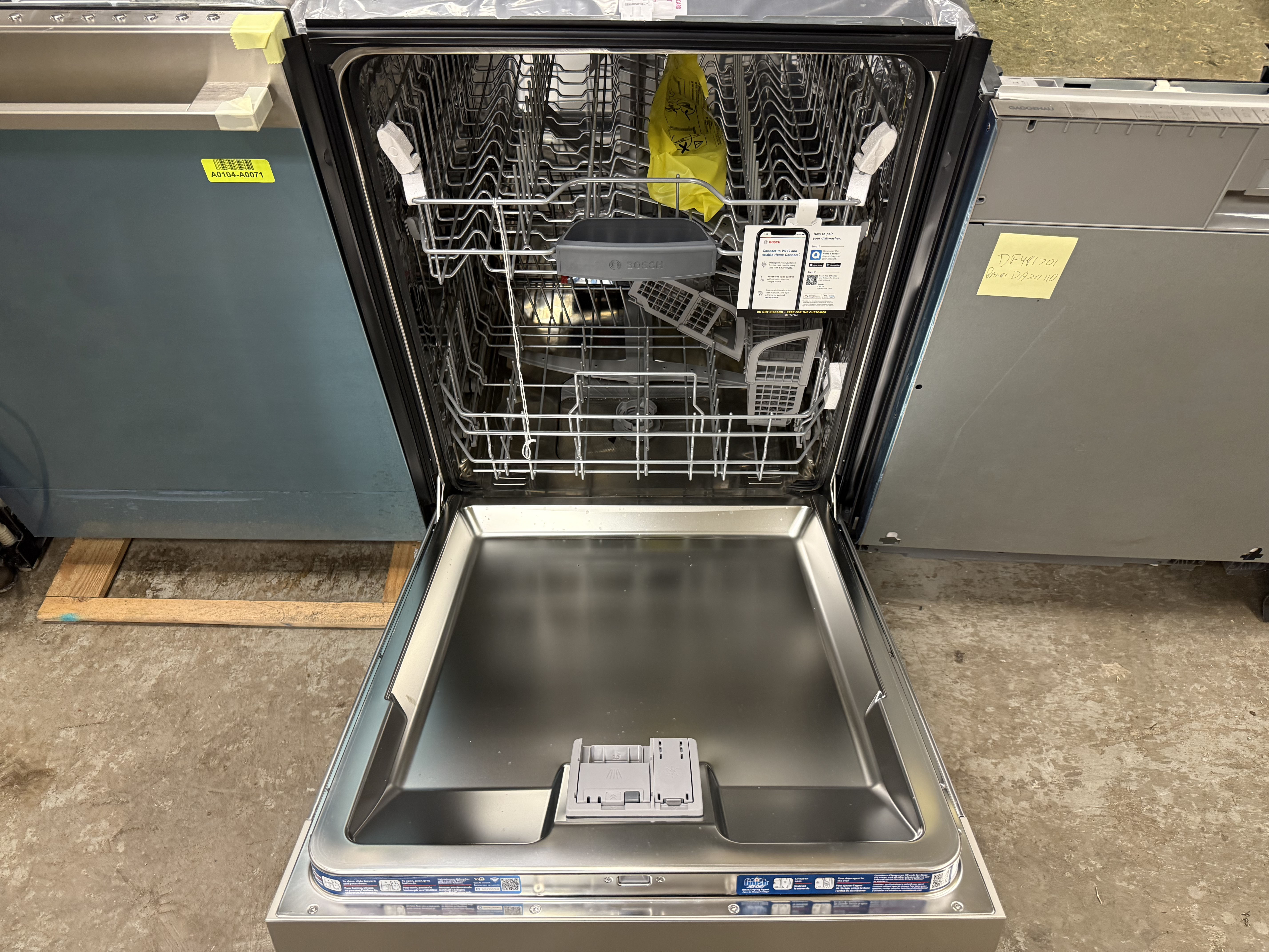 Bosch 100 Series SHE41CM5N 24" Stainless Steel Dishwasher, 2024, Open Box