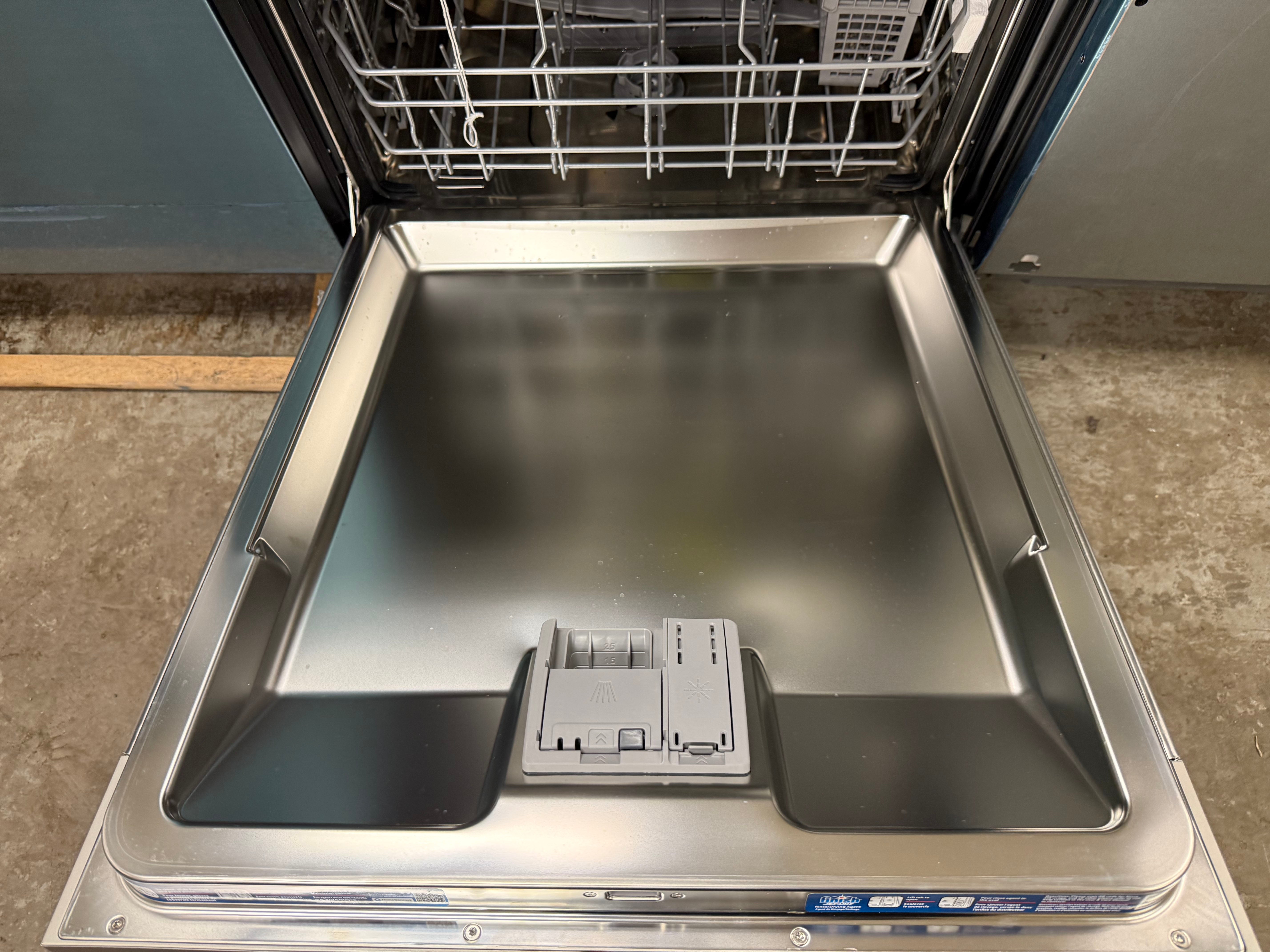 Bosch 100 Series SHE41CM5N 24" Stainless Steel Dishwasher, 2024, Open Box