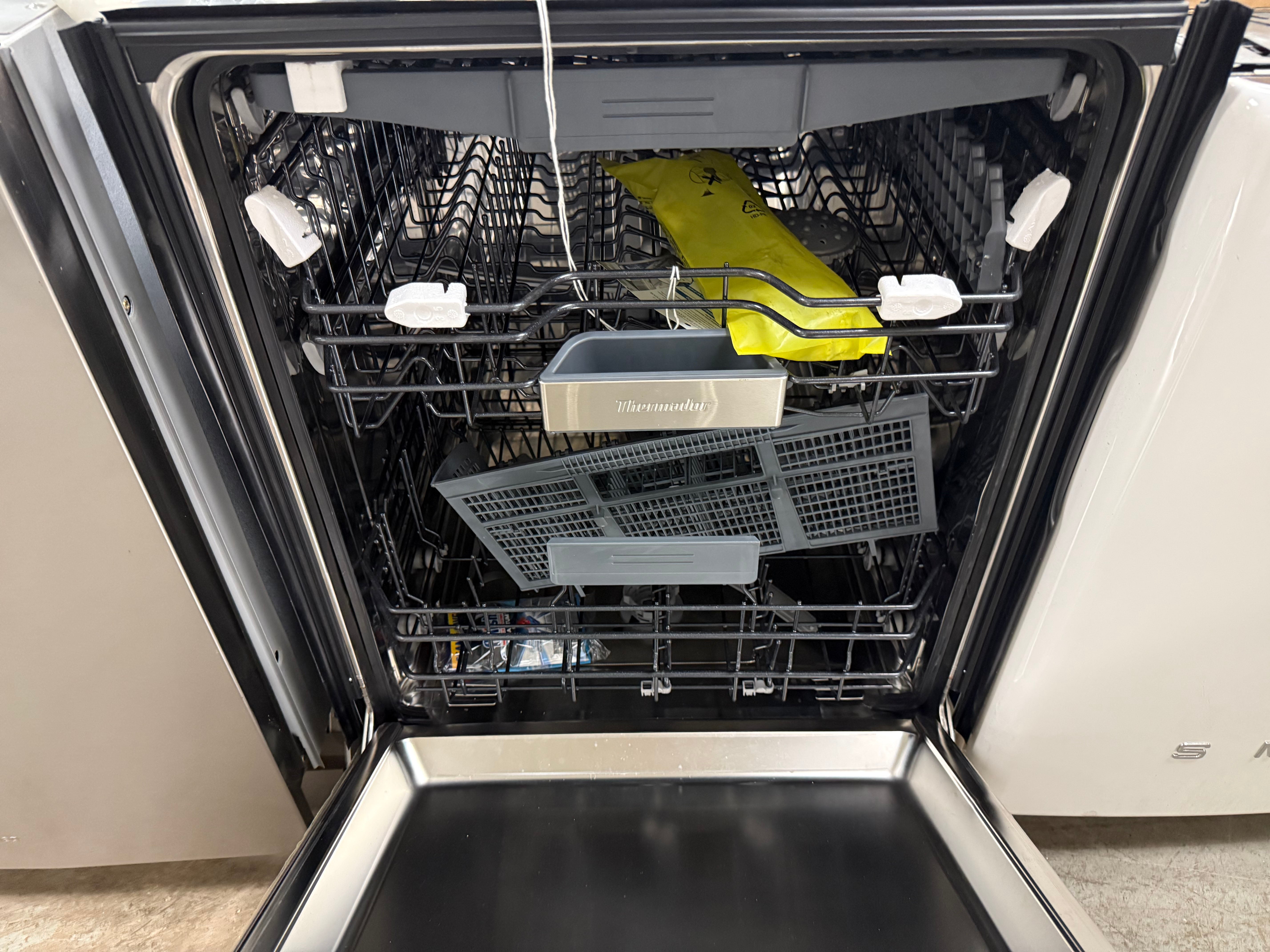 Thermador Emerald Series DWHD650WFP 24" Stainless Steel Dishwasher