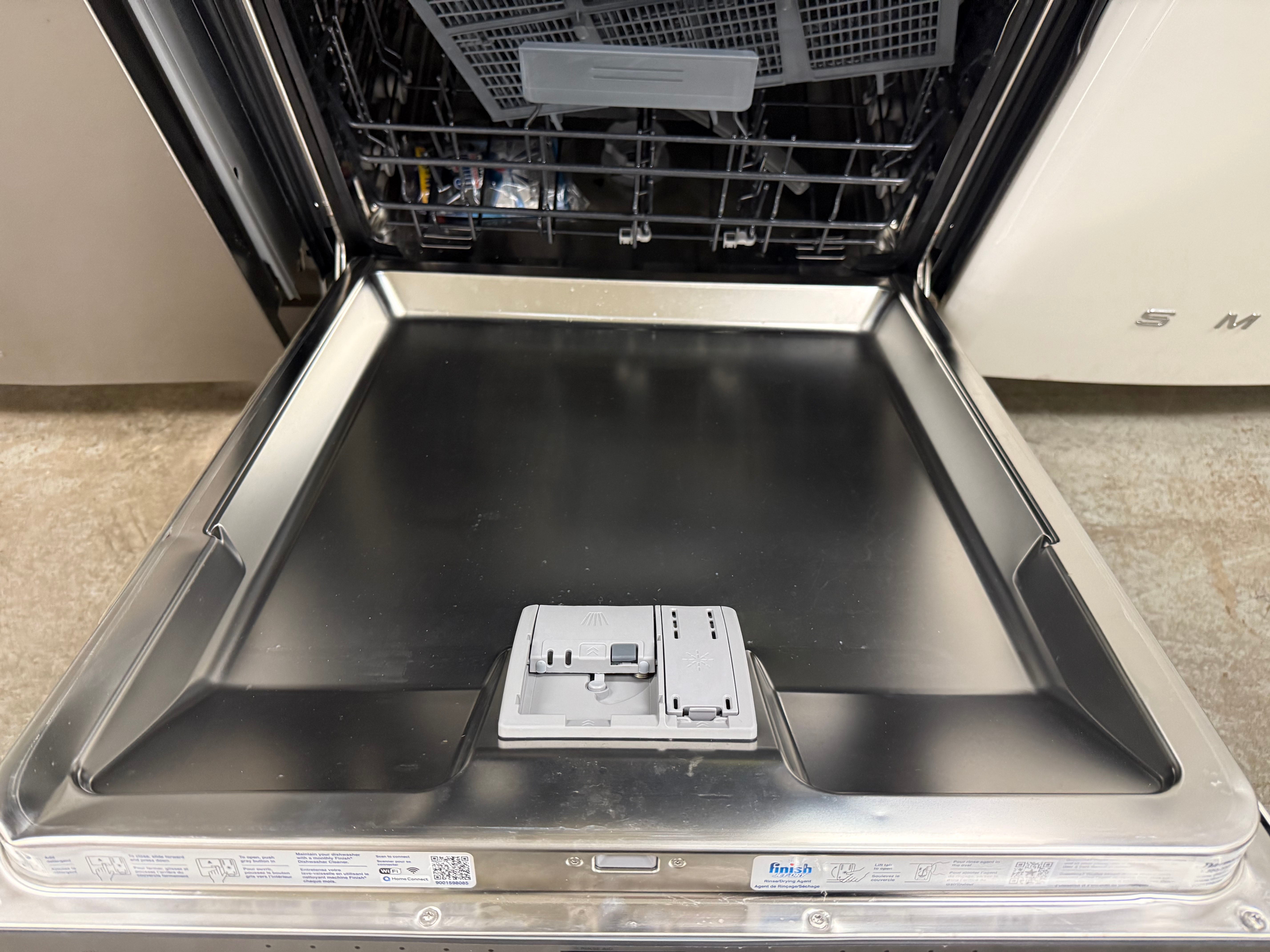 Thermador Emerald Series DWHD650WFP 24" Stainless Steel Dishwasher