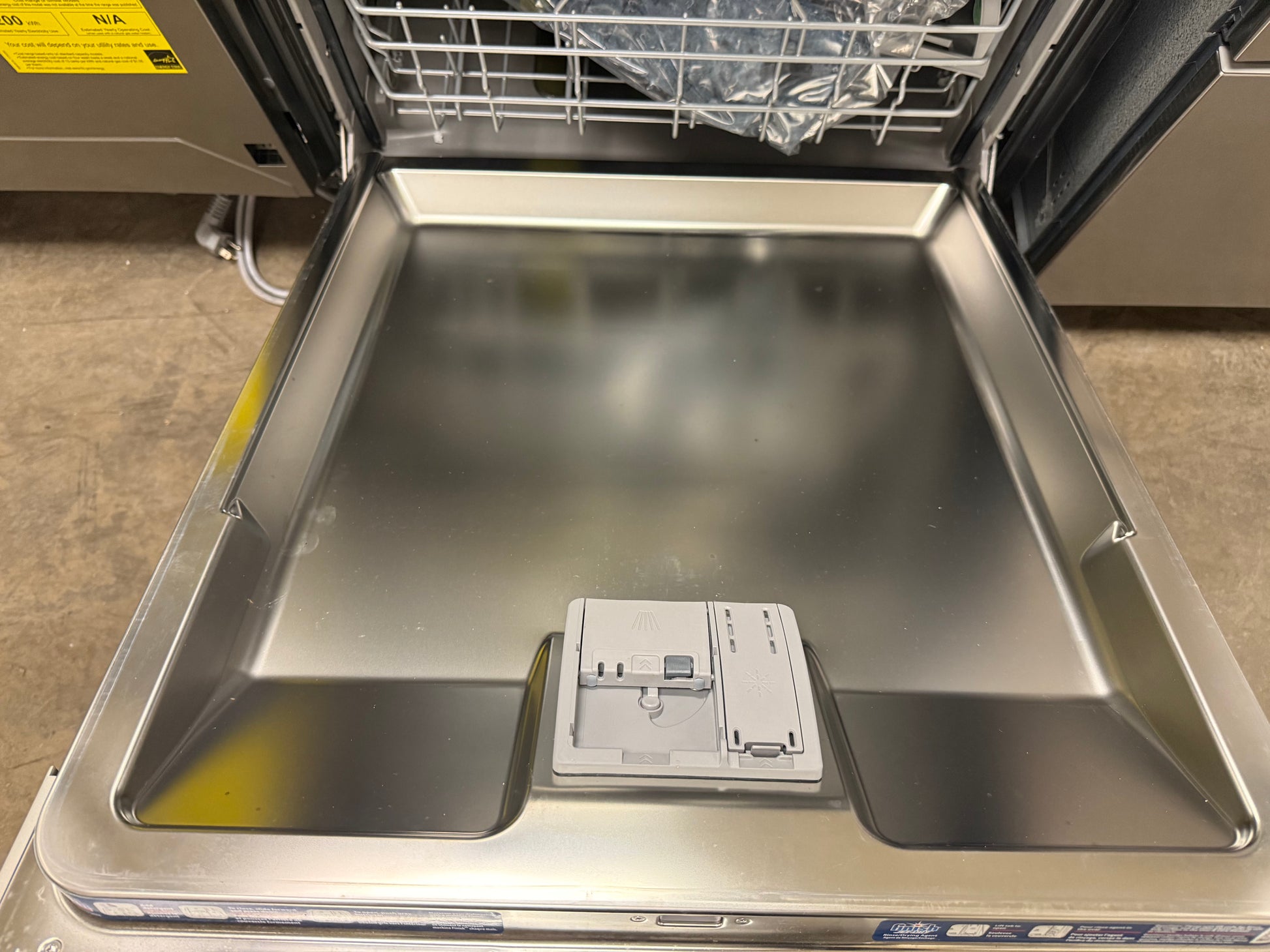 Bosch 100 Series SHEM3AY55N 24" Stainless Steel Dishwasher
