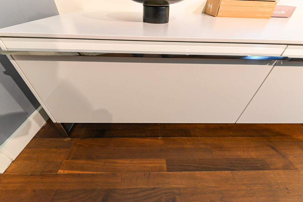 Poggenpohl Perfection: High Gloss White & Purple Modern Showroom Kitchen