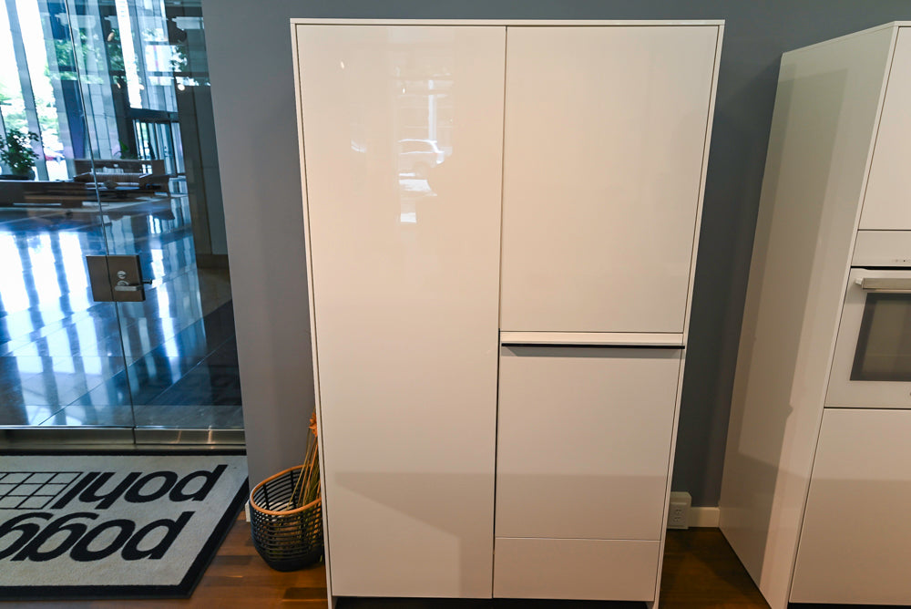 Poggenpohl High Gloss White and Purple Modern Showroom Kitchen