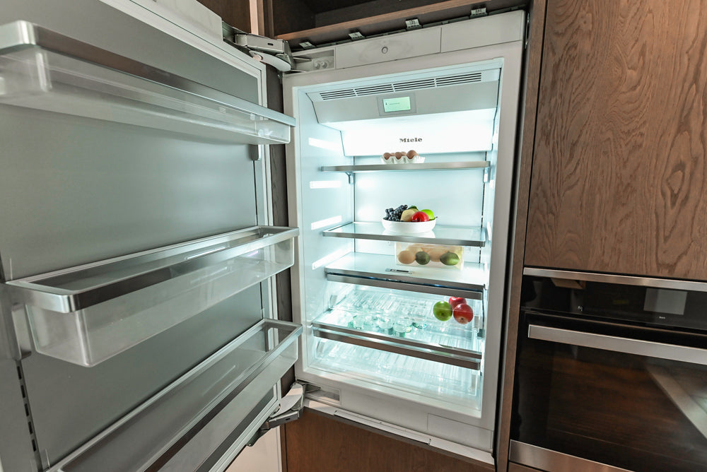 Nolte Küchen Classic Modern White Kitchen with Quartz Countertops & Luxe Appliances