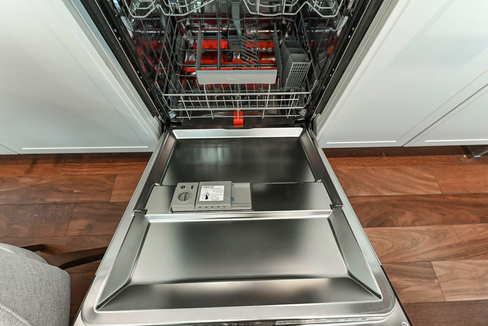 Nolte Küchen Classic Modern White Kitchen with Quartz Countertops & Luxe Appliances