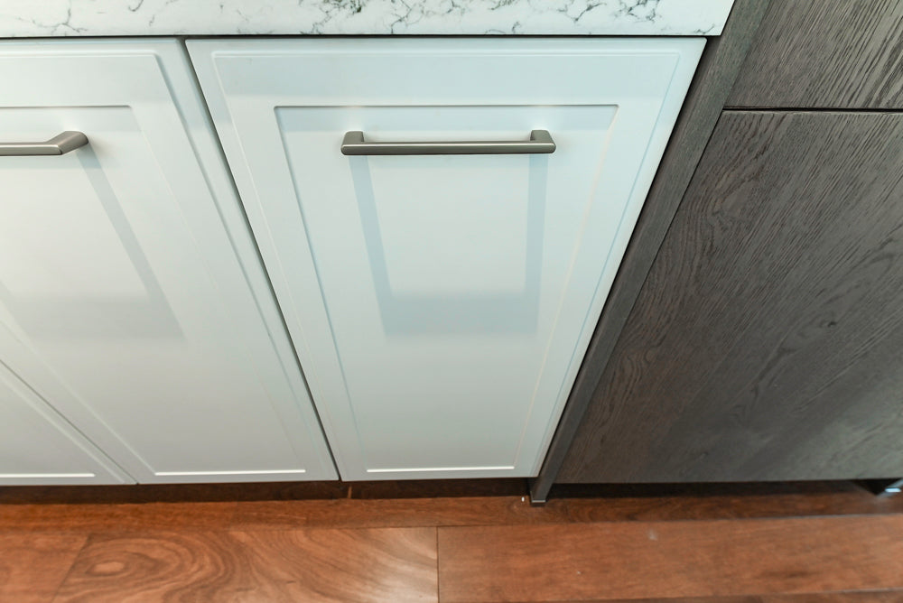 Nolte Küchen Classic Modern White Kitchen with Quartz Countertops & Luxe Appliances