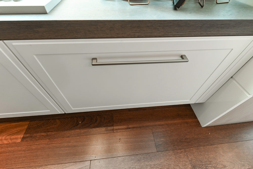 Nolte Küchen Classic Modern White Kitchen with Quartz Countertops & Luxe Appliances