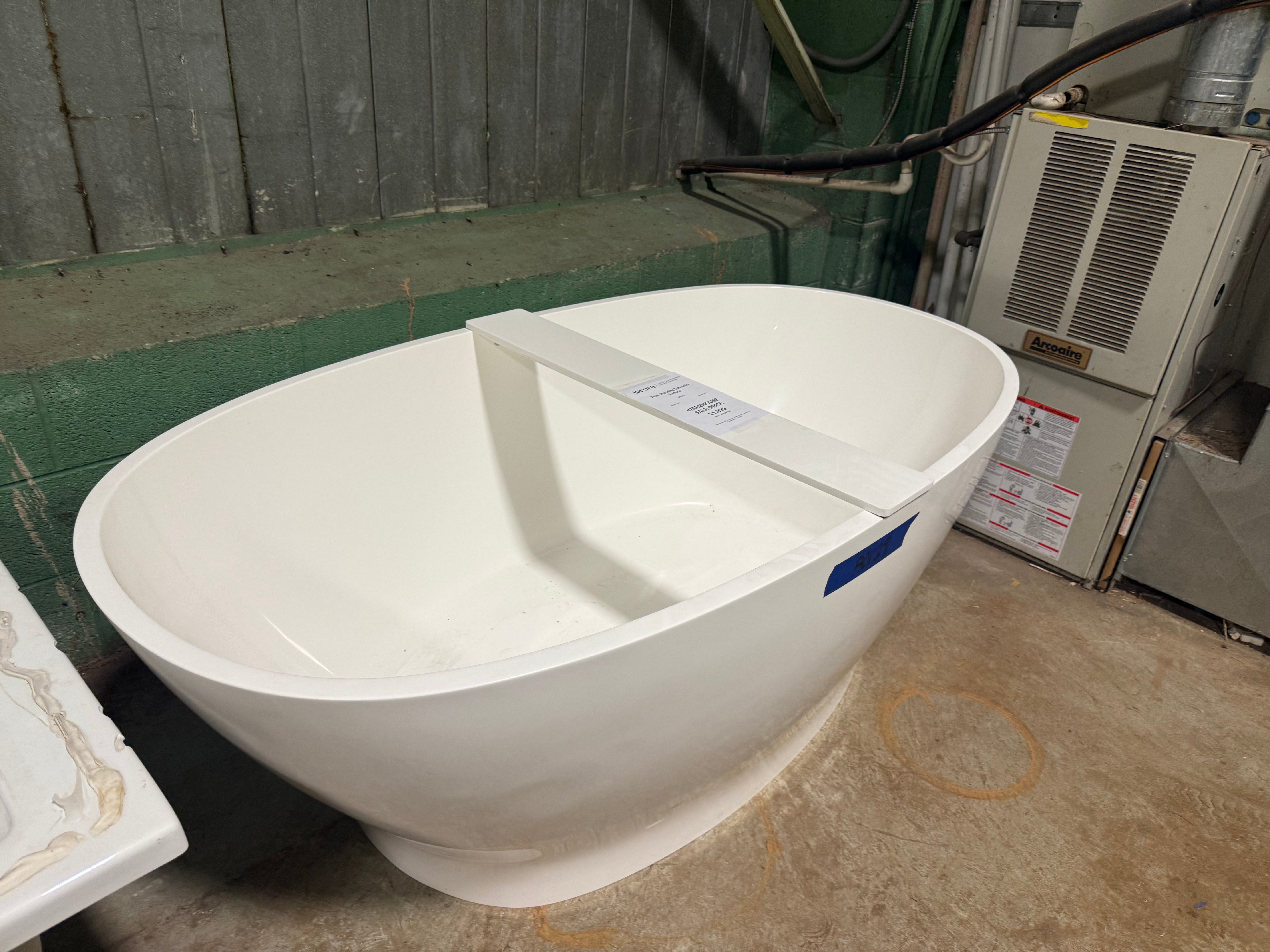MTI Modern 66.5" White Oval Freestanding Bathtub with Caddy