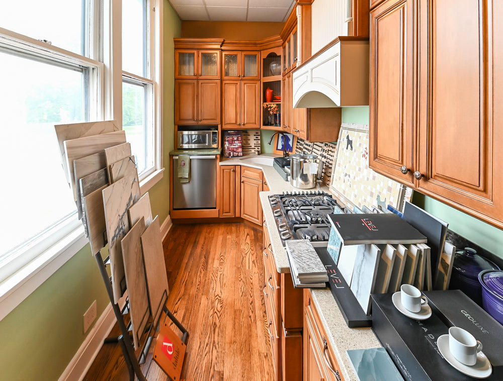 Decora Traditional Wooden Kitchen with Silestone Countertops