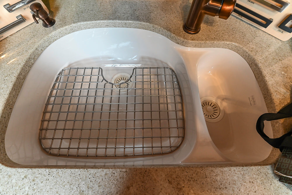 Decora Traditional Wooden Kitchen with Silestone Countertops