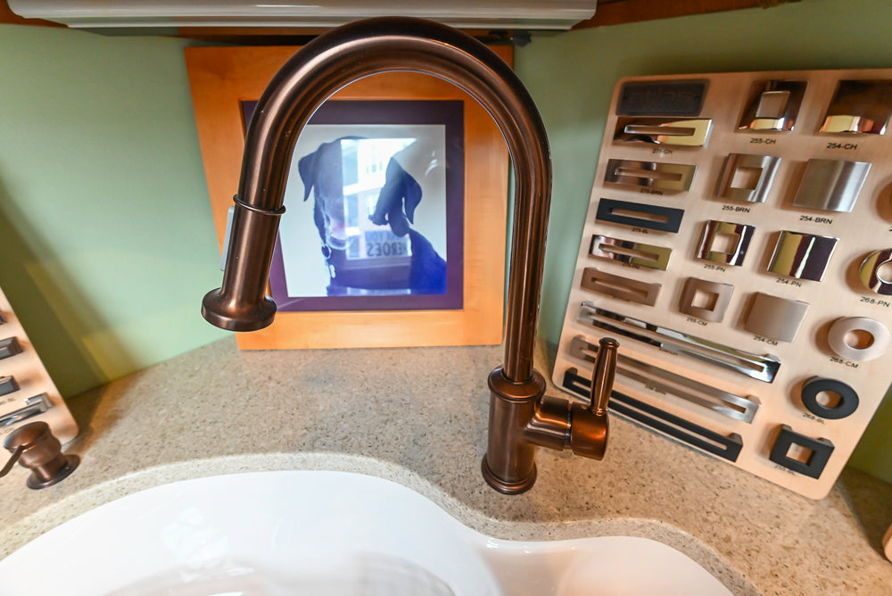 Decora Traditional Wooden Kitchen with Silestone Countertops