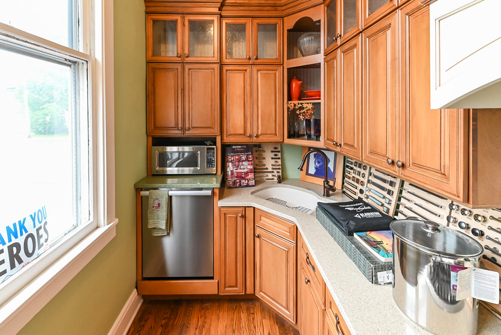 Decora Traditional Wooden Kitchen with Silestone Countertops
