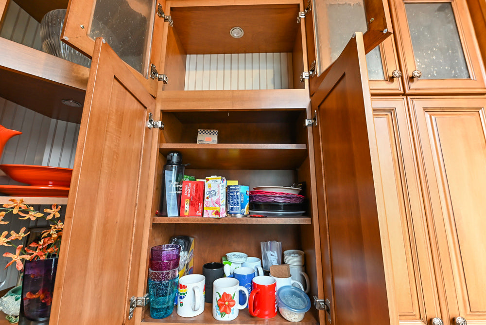 Decora Traditional Wooden Kitchen with Silestone Countertops