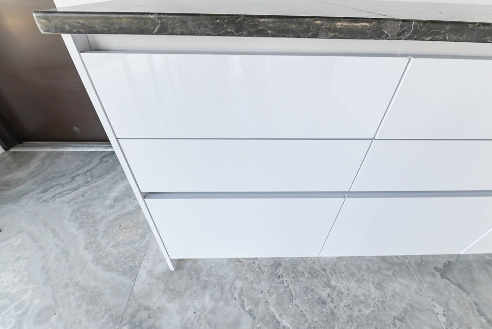 Häcker Modern Glossy White Kitchen with Island and Black Quartz Countertop