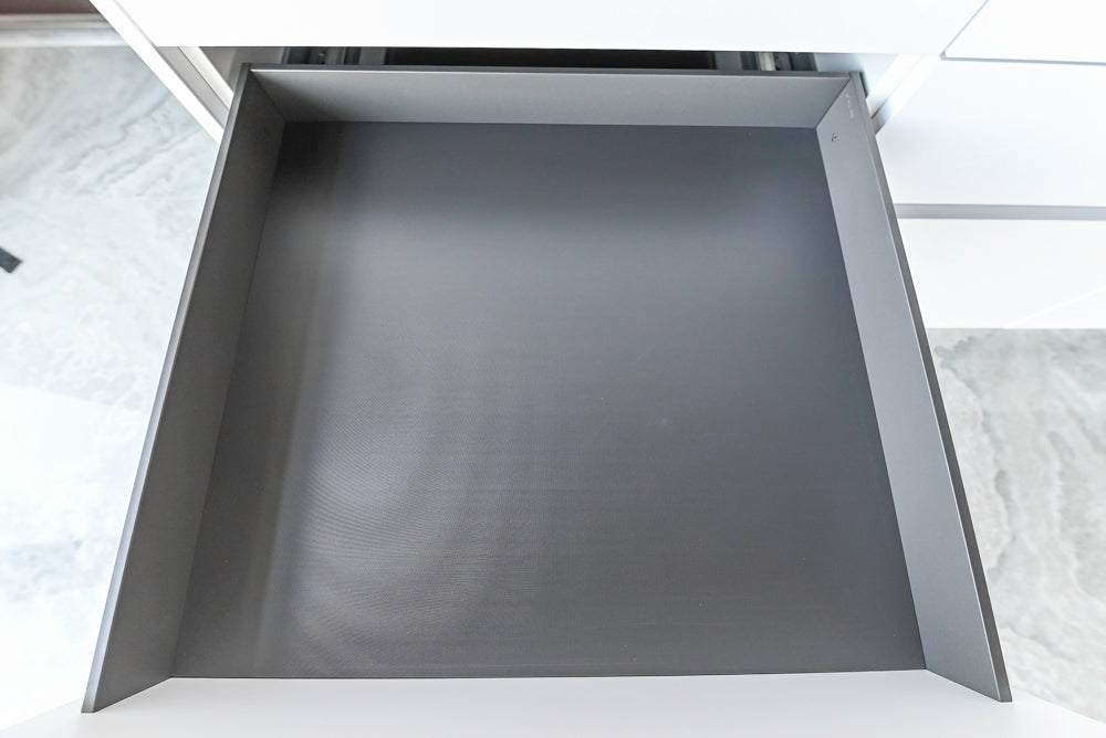 Häcker Modern Glossy White Kitchen with Island and Black Quartz Countertop