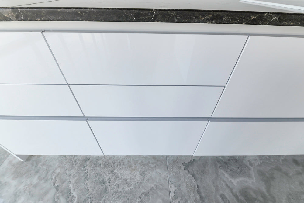 Häcker Modern Glossy White Kitchen with Island and Black Quartz Countertop