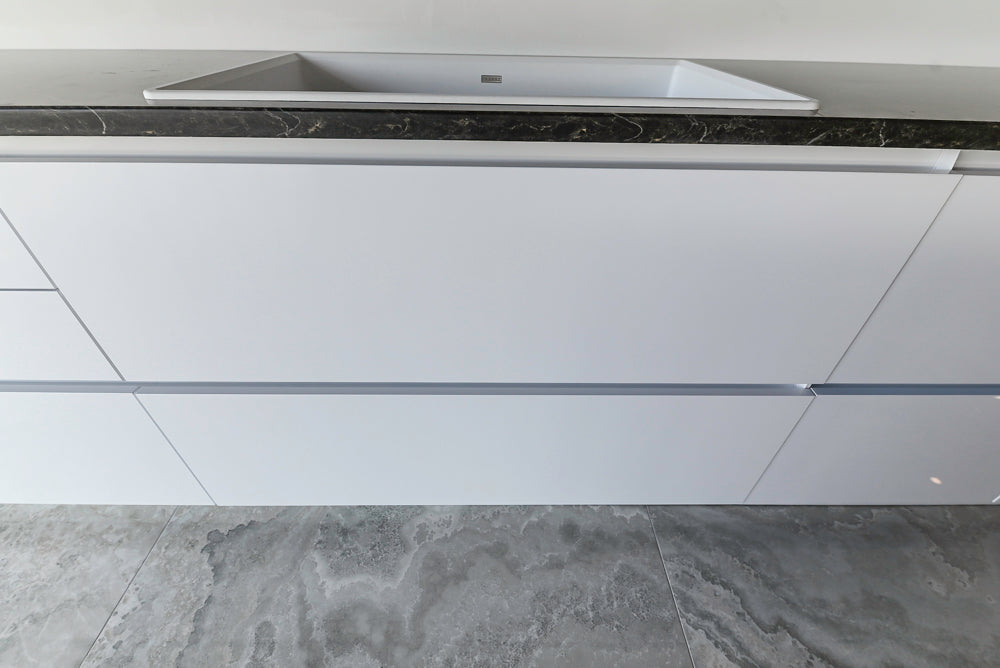 Häcker Modern Glossy White Kitchen with Island and Black Quartz Countertop