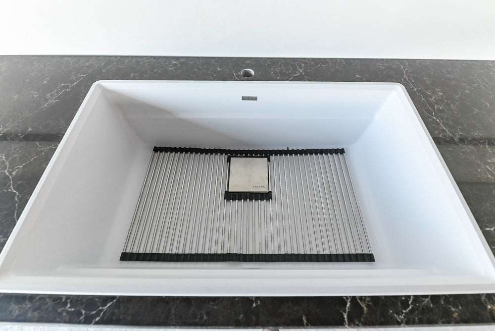 Häcker Modern Glossy White Kitchen with Island and Black Quartz Countertop