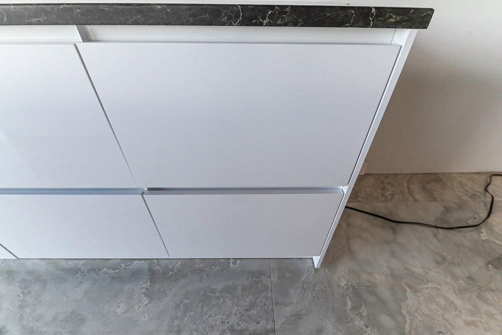 Häcker Modern Glossy White Kitchen with Island and Black Quartz Countertop